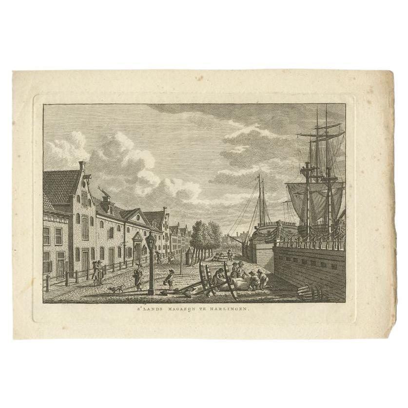 Impression ancienne intitulée 's'Lands Magazijn te Harlingen'. Ancienne gravure montrant le quai de Harlingen, en Frise. Cette gravure provient de 