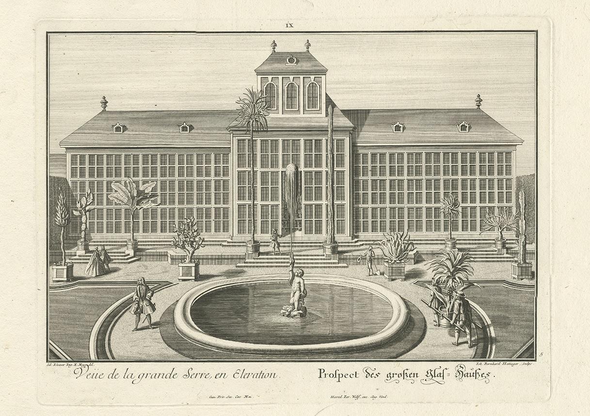 Antique print titled 'Veë de la grande Serre (..) - Prospect des großen Glashauses (..)'. Prospect of the llarge glass house (or greenhouse). This print originates from 'Wunder würdigen Kriegs- und Siegs-Lagers' published by Jeremias Wolff Erben.