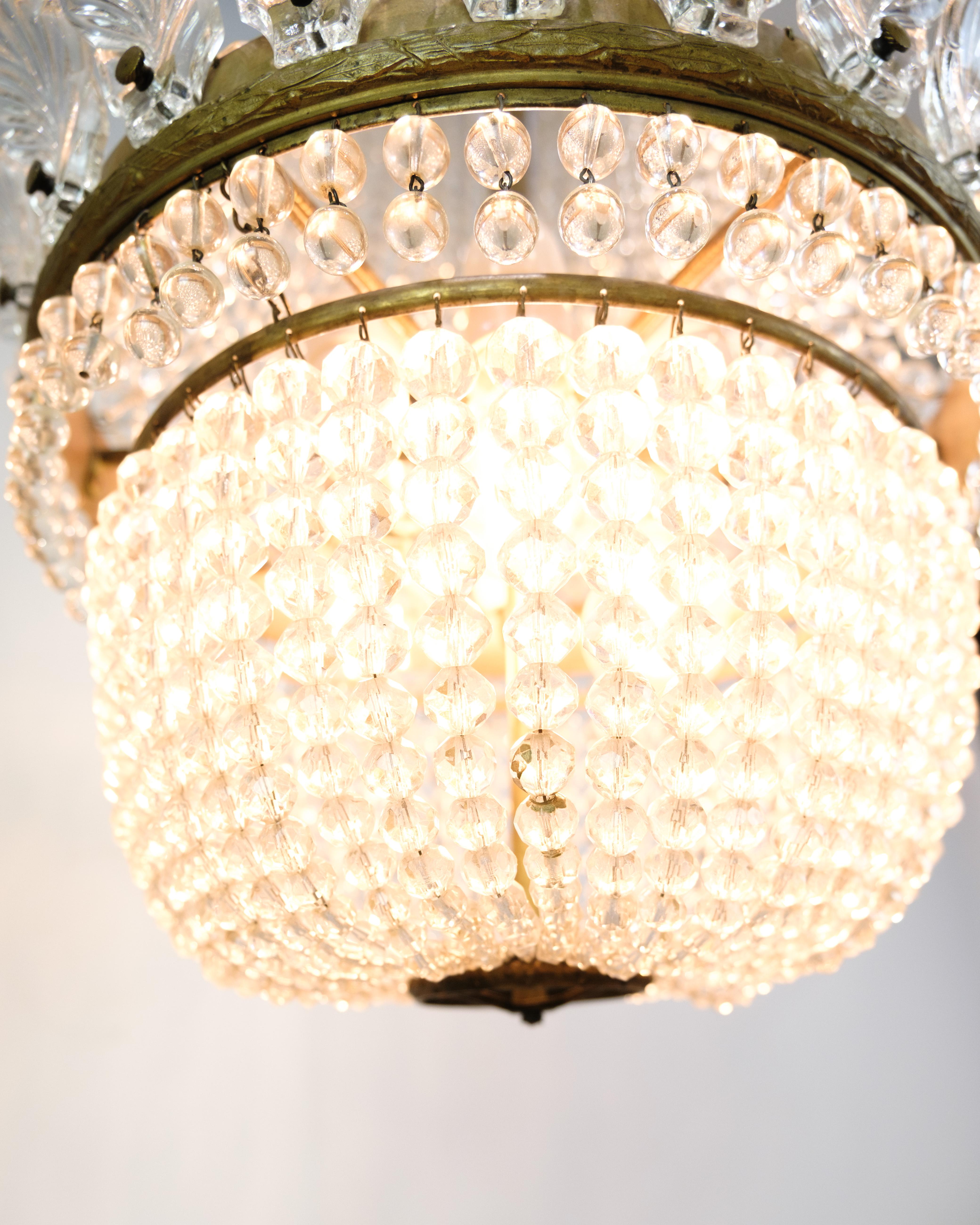 Altro Antico lampadario a prisma decorato in ottone, bronzo e cristalli del 1890 in vendita