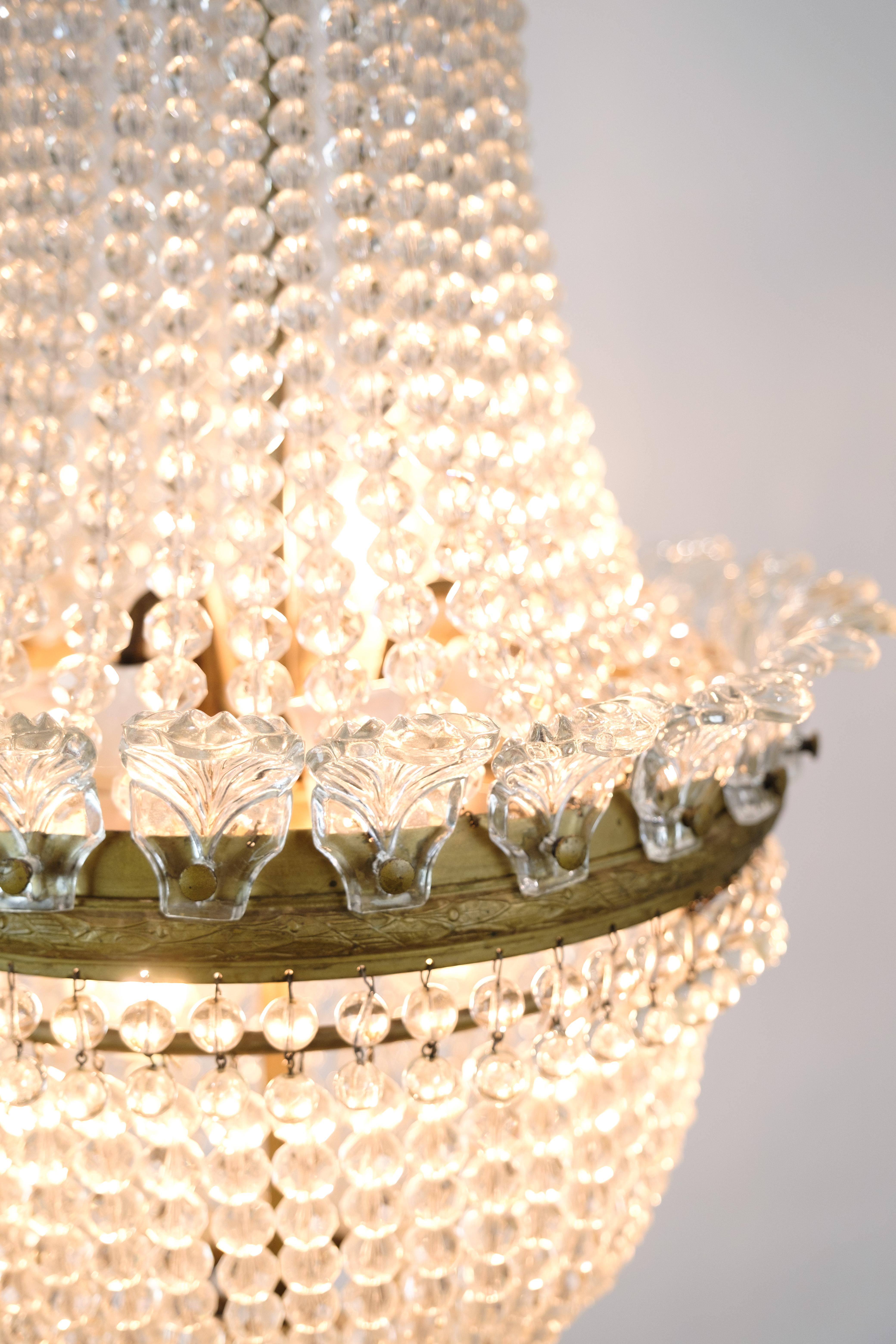 Danese Antico lampadario a prisma decorato in ottone, bronzo e cristalli del 1890 in vendita