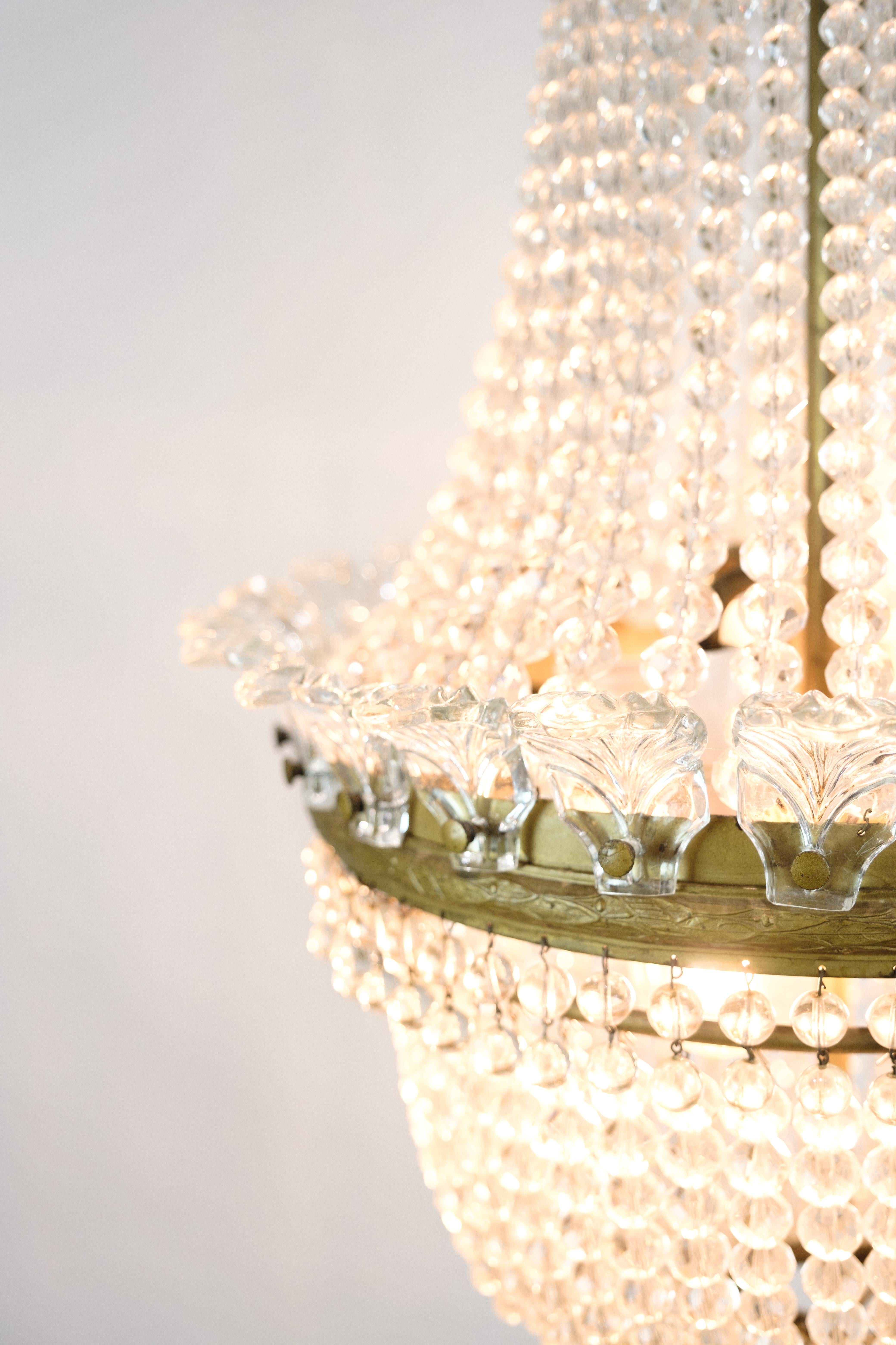 Antico lampadario a prisma decorato in ottone, bronzo e cristalli del 1890 In condizioni buone in vendita a Lejre, DK