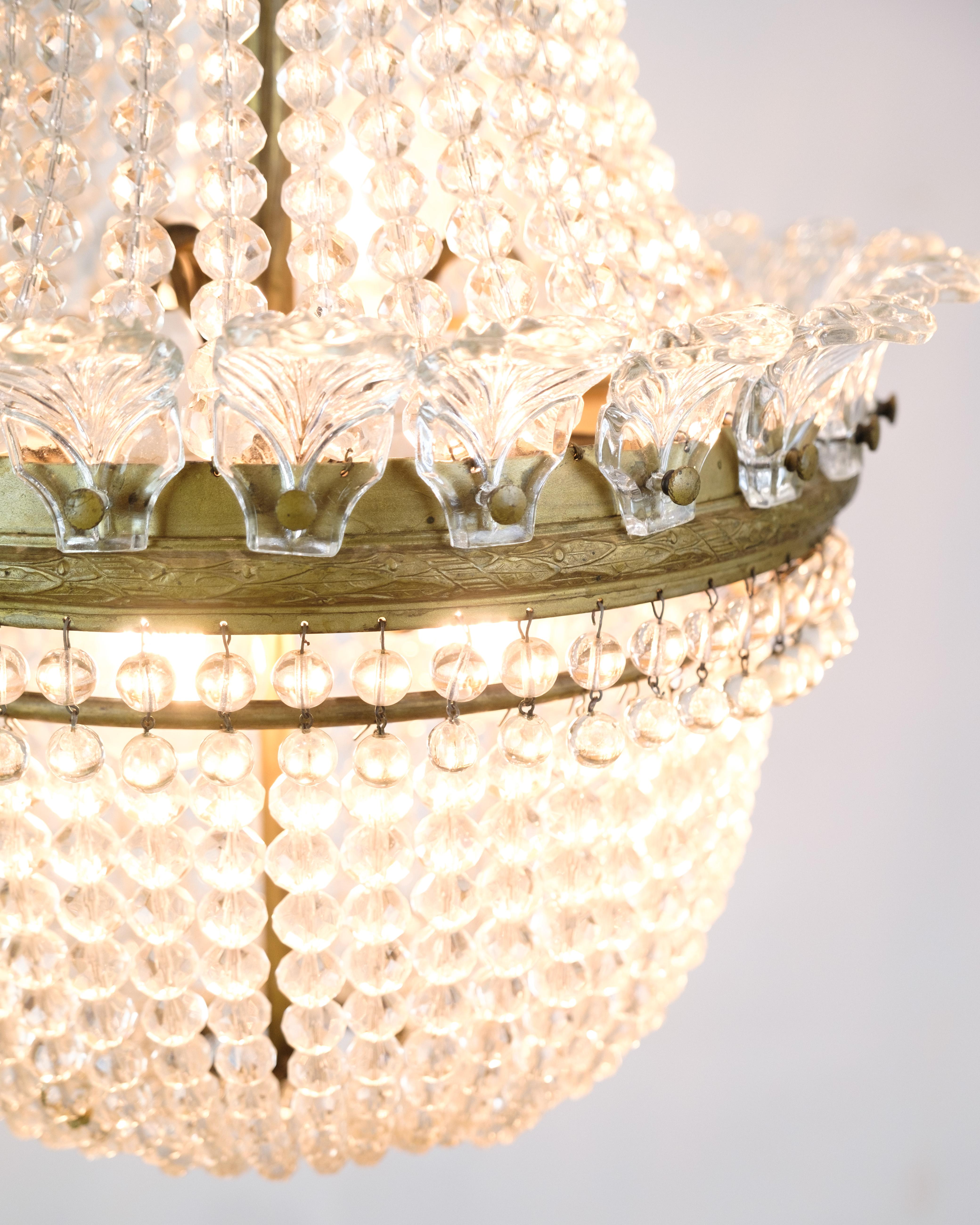 Fine XIX secolo Antico lampadario a prisma decorato in ottone, bronzo e cristalli del 1890 in vendita