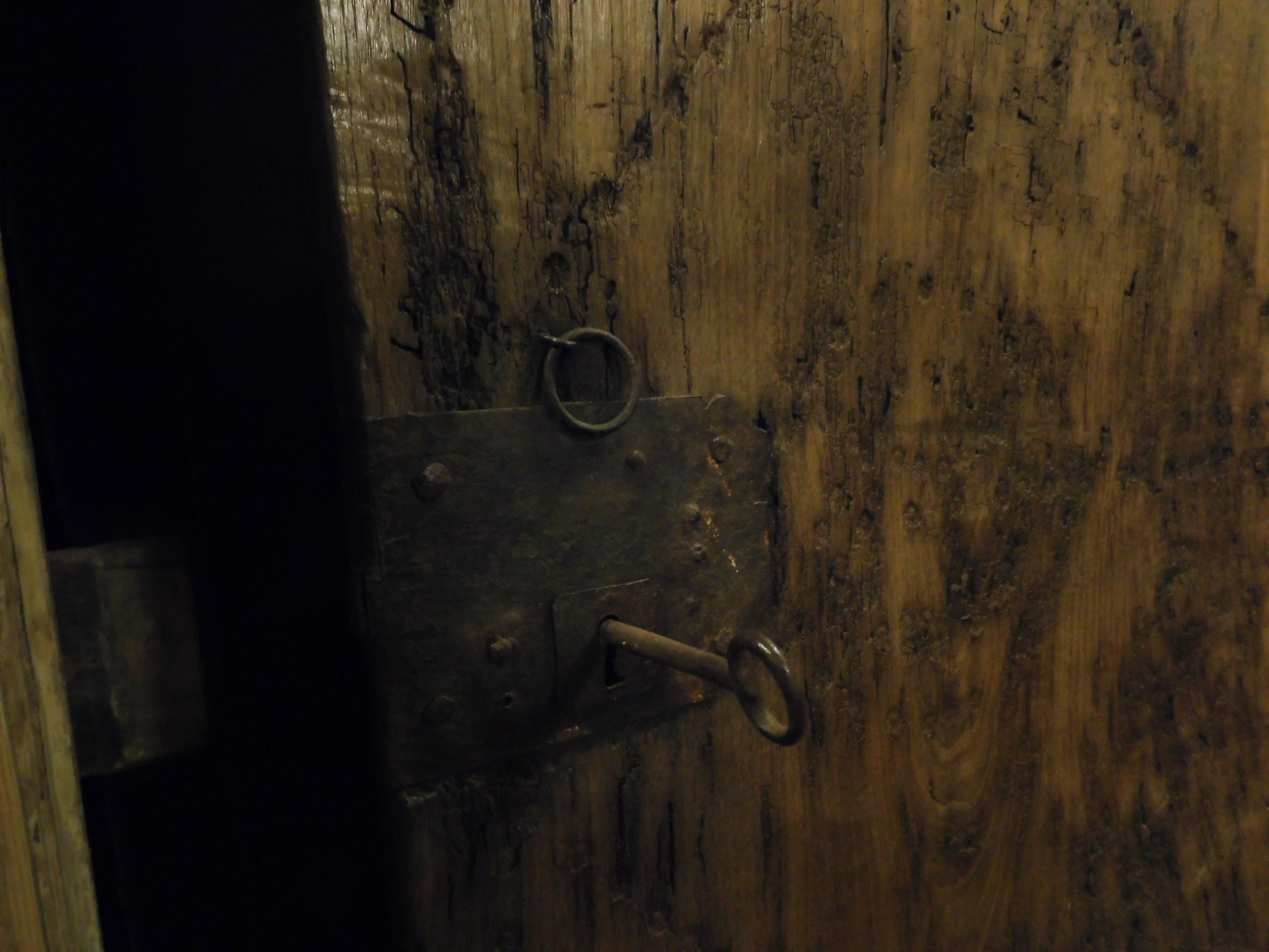 Antique Prison Door in a Single Wooden Planking, 18th Century, France In Good Condition In Cuneo, Italy (CN)