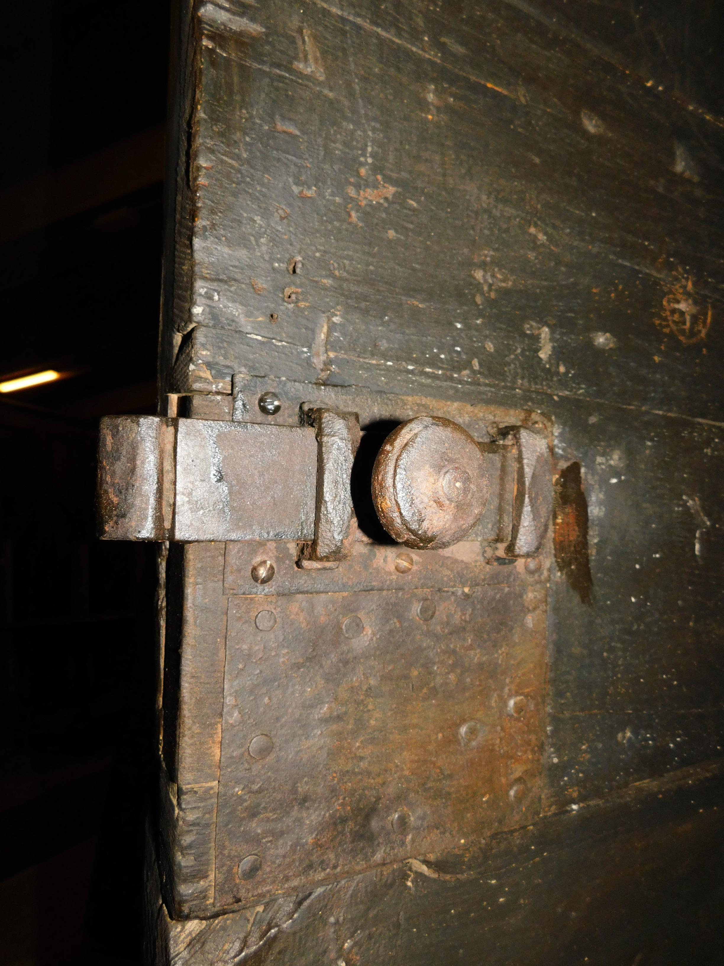 Antique Prison Door with Peephole, Black Lacquered, 19th Century Italy In Good Condition For Sale In Cuneo, Italy (CN)