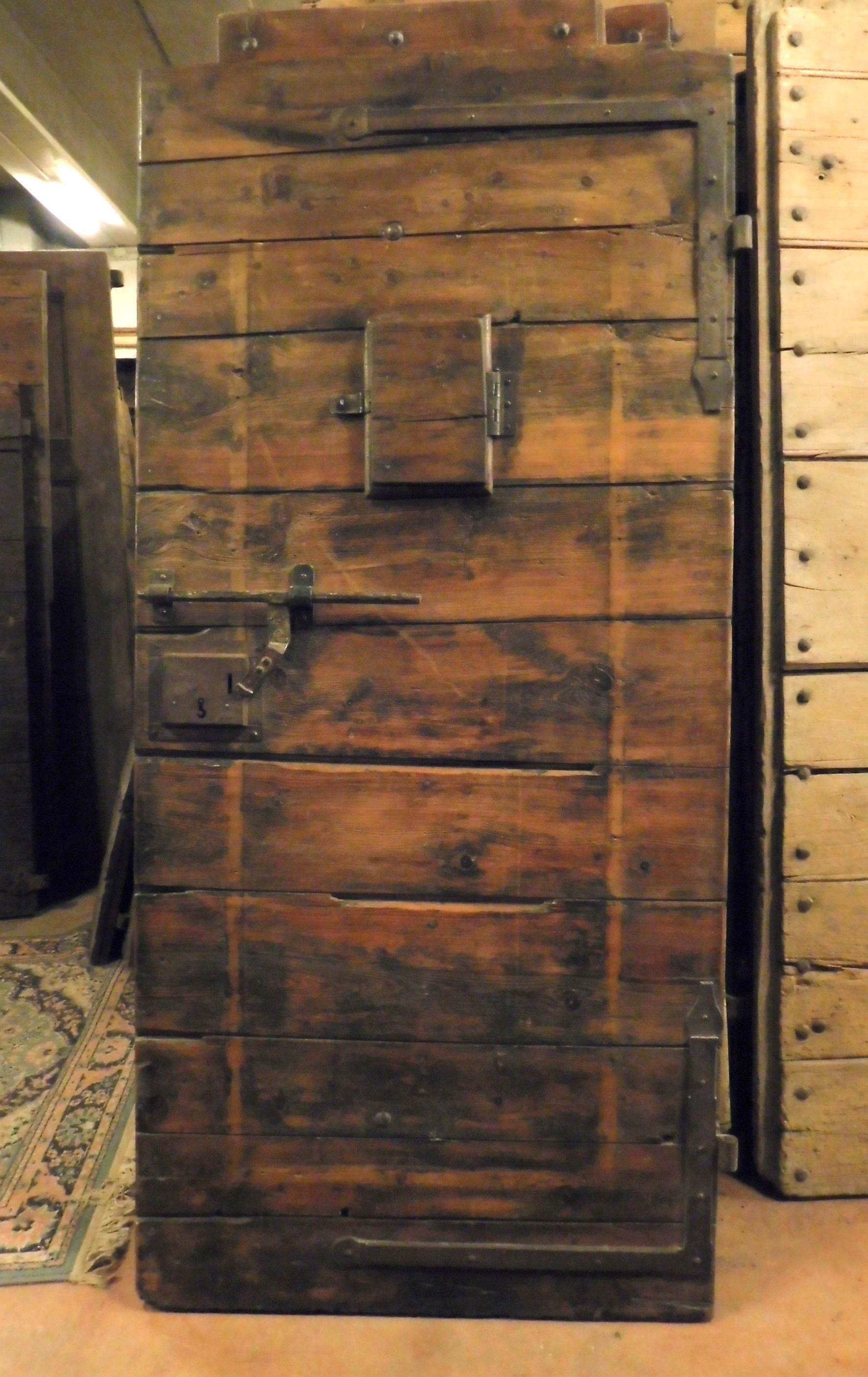 Antique Prison Door with Window, Brown Larch, Italy '800 In Good Condition In Cuneo, Italy (CN)