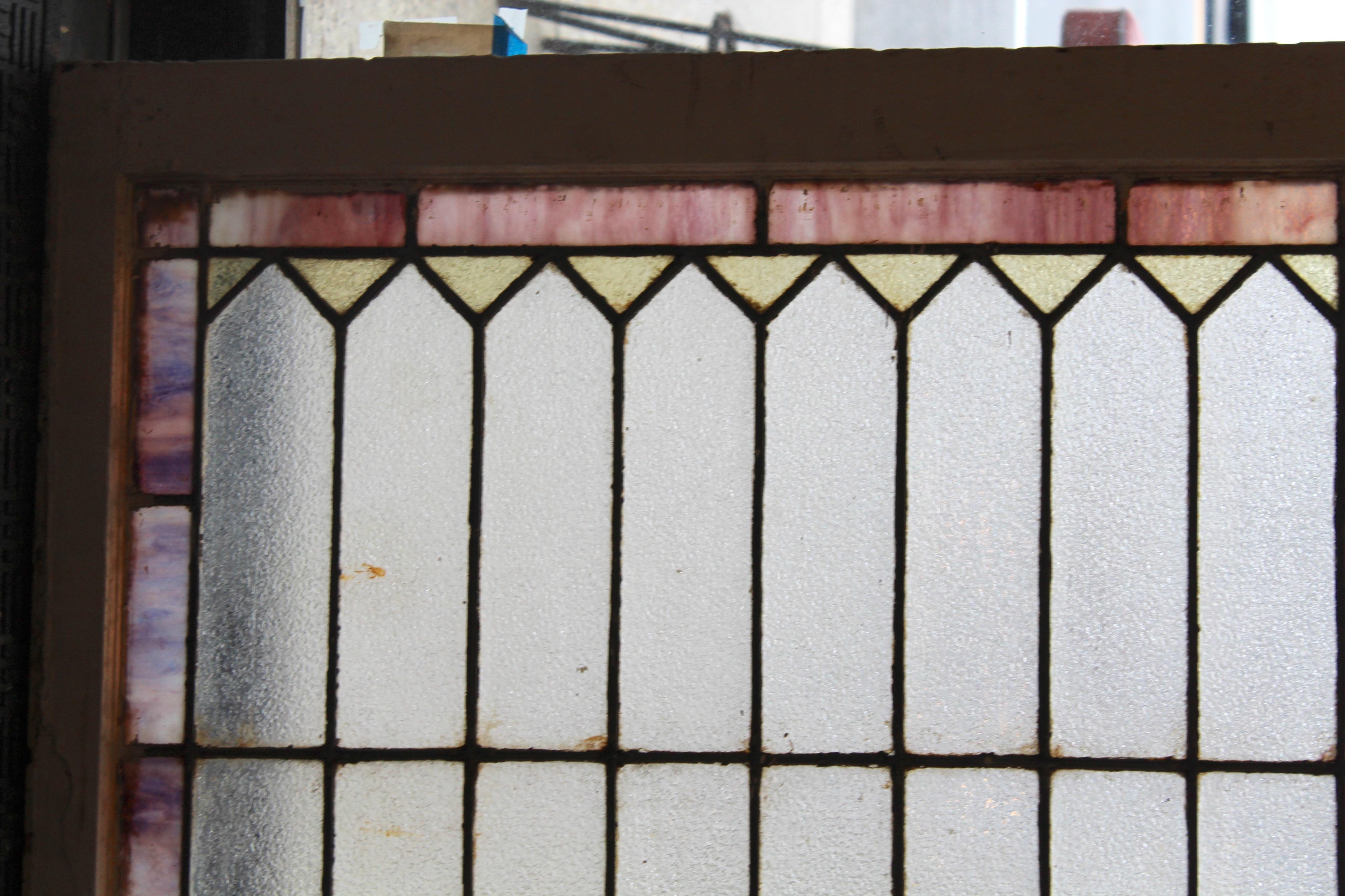 Ventana vintage con paneles de vidrieras de diseño sencillo y geométrico. El cristal transparente está texturizado para permitir la entrada de luz, a la vez que proporciona privacidad.
Las dimensiones totales corresponden a la vidriera y el