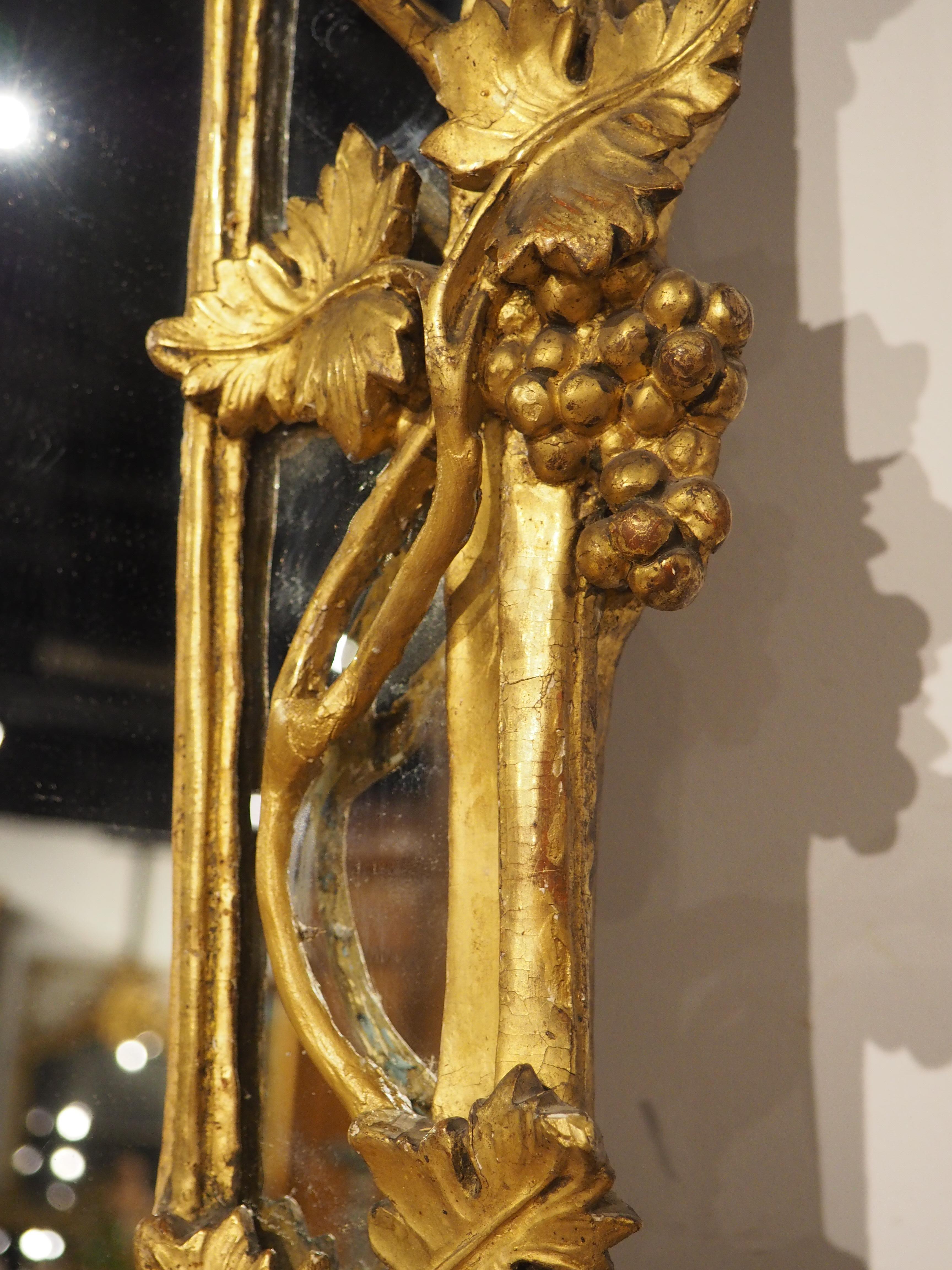 Antiker Provençale-Giltwood-Spiegel mit durchbrochenen Weinreben-Motiven, CIRCA 1750 im Angebot 2