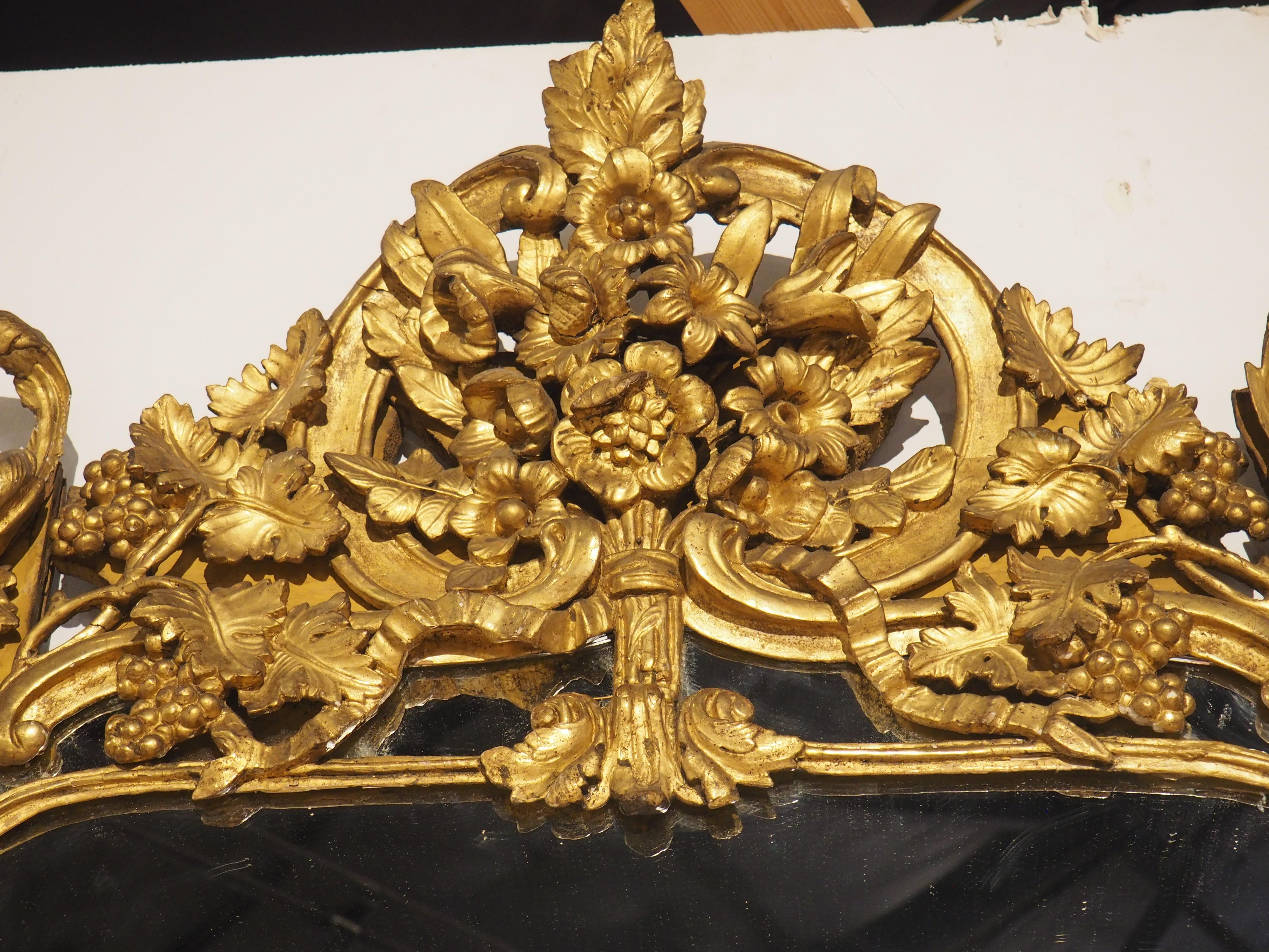 Antiker Provençale-Giltwood-Spiegel mit durchbrochenen Weinreben-Motiven, CIRCA 1750 im Angebot 3