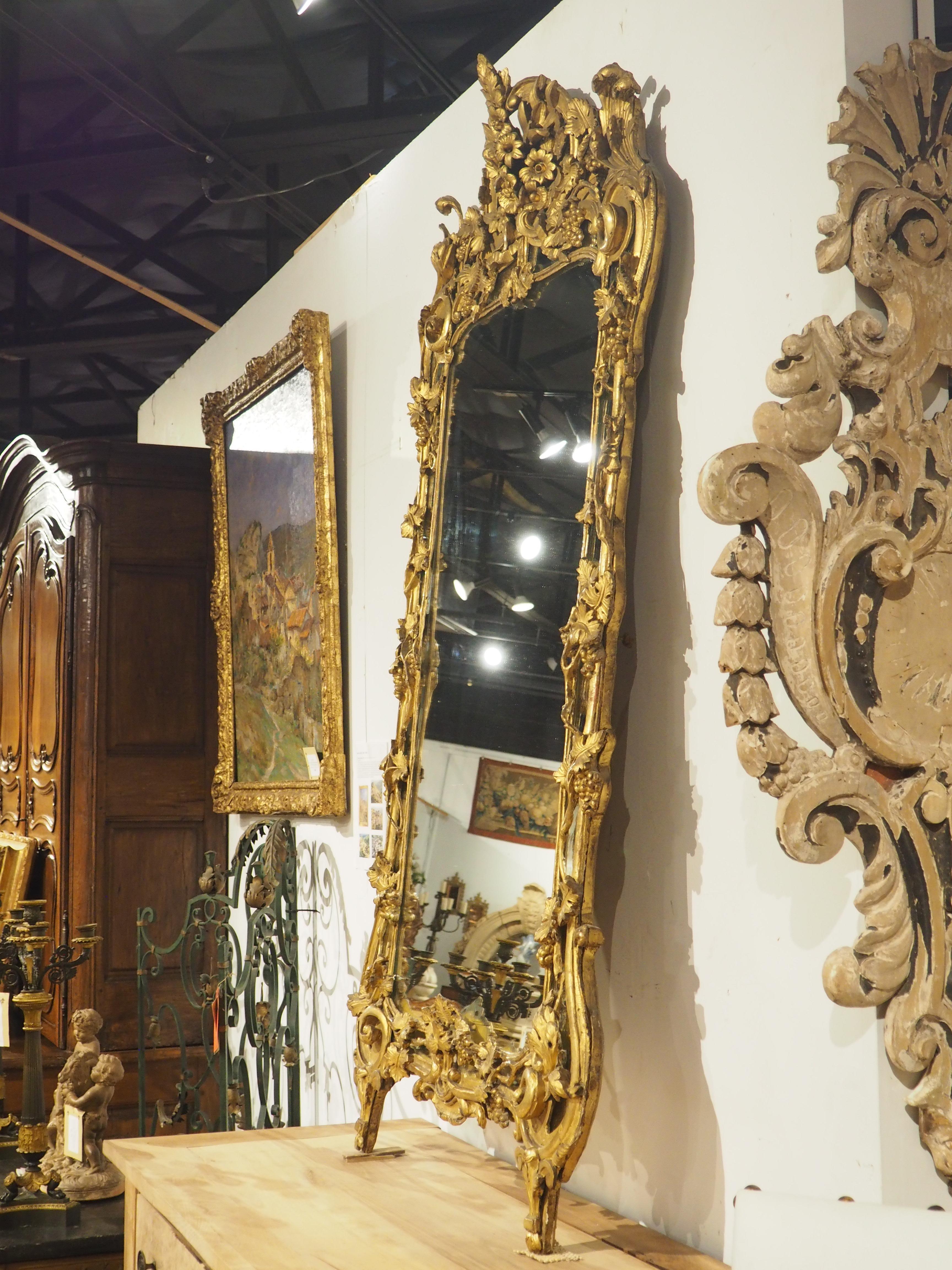 Antiker Provençale-Giltwood-Spiegel mit durchbrochenen Weinreben-Motiven, CIRCA 1750 im Angebot 6