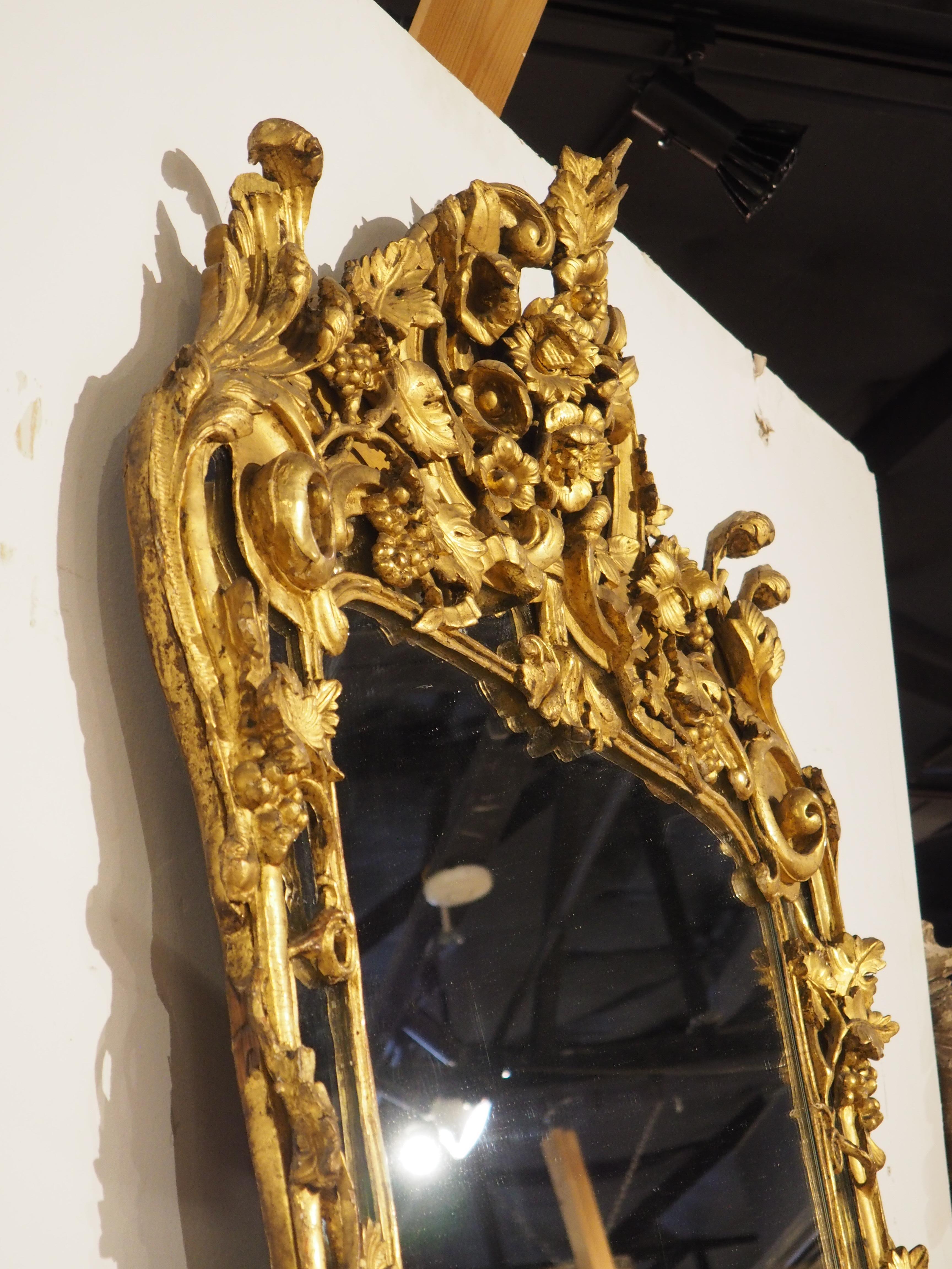 Antiker Provençale-Giltwood-Spiegel mit durchbrochenen Weinreben-Motiven, CIRCA 1750 im Angebot 7