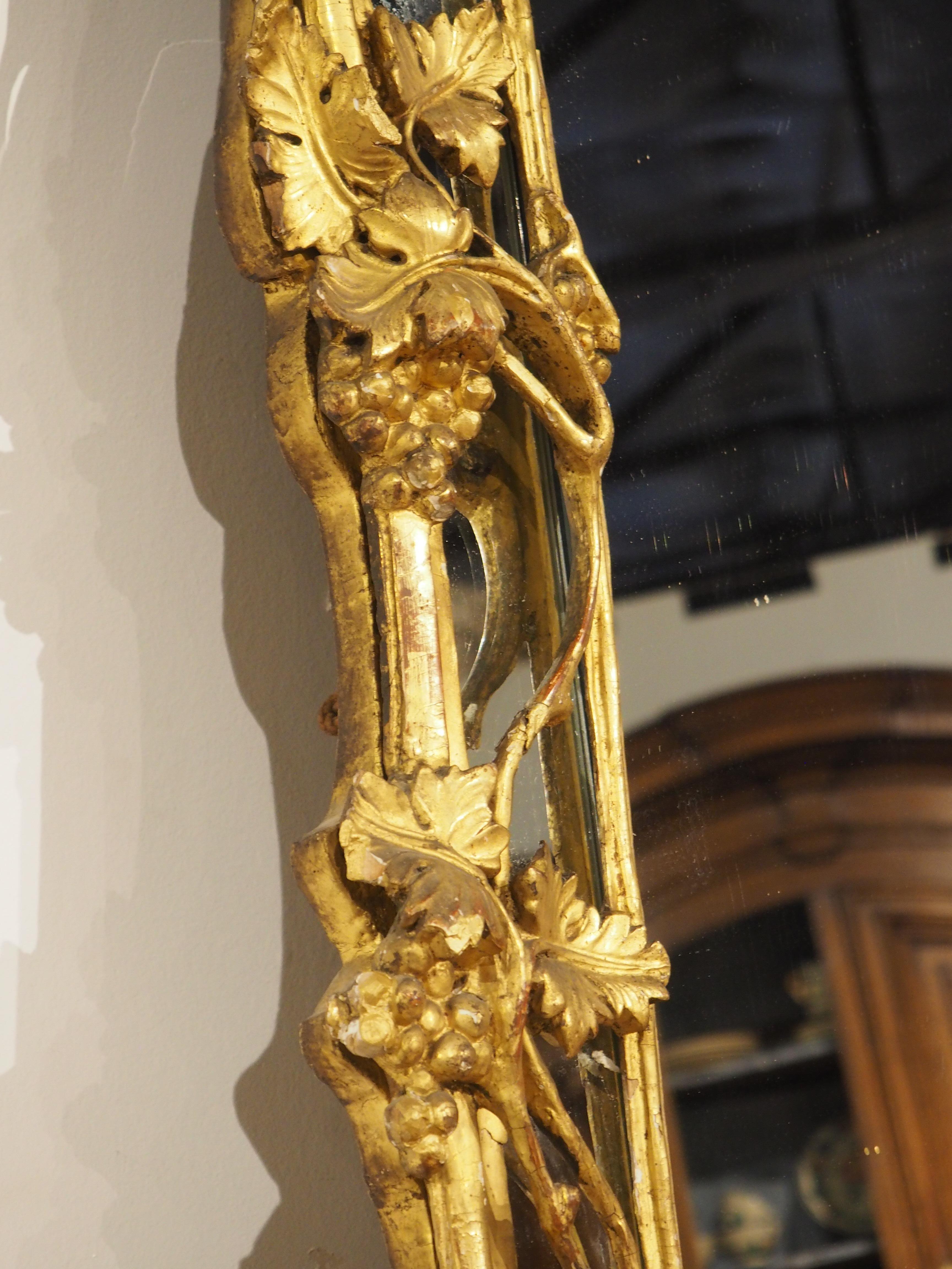 Antiker Provençale-Giltwood-Spiegel mit durchbrochenen Weinreben-Motiven, CIRCA 1750 im Angebot 8