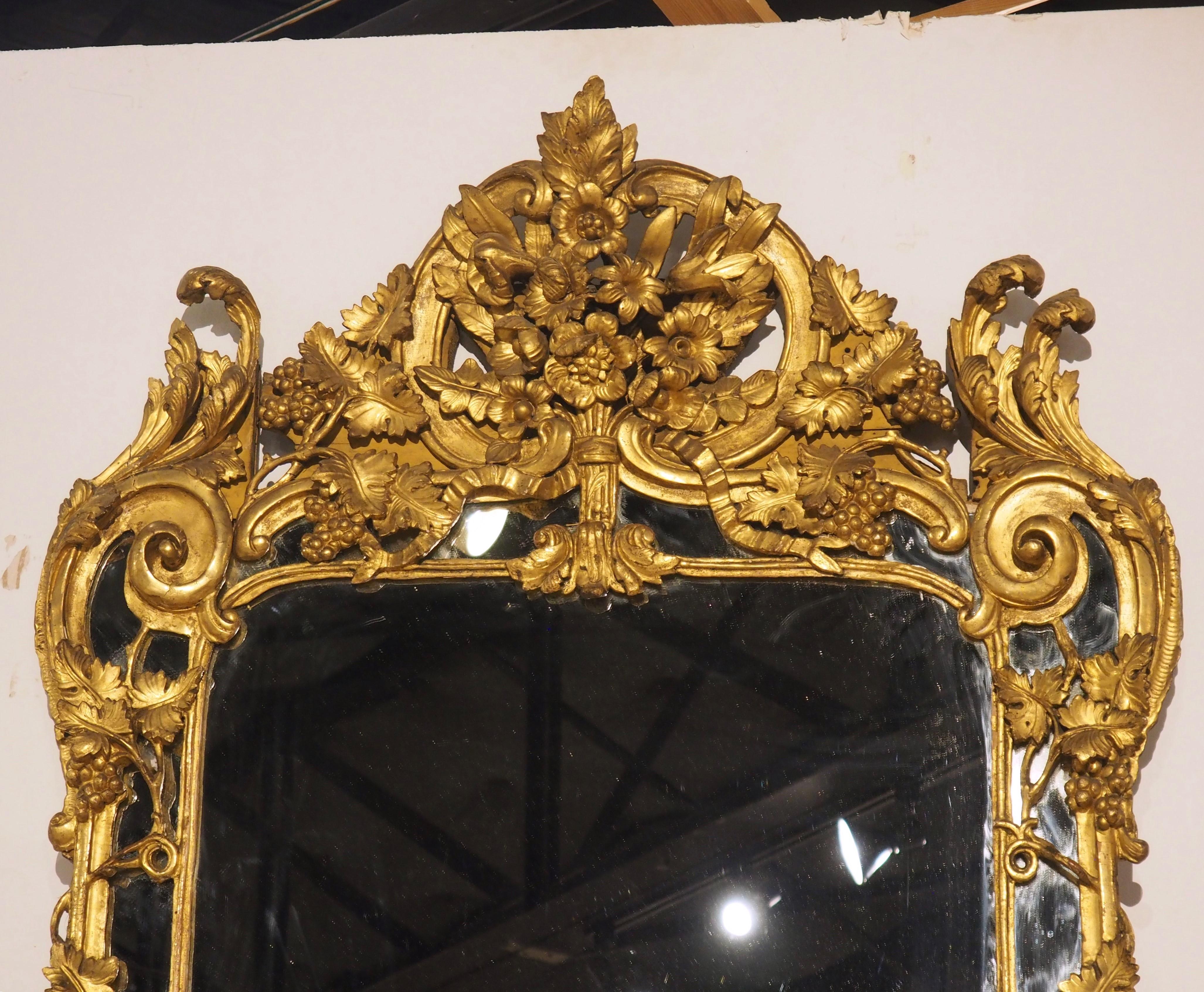 Antiker Provençale-Giltwood-Spiegel mit durchbrochenen Weinreben-Motiven, CIRCA 1750 im Angebot 9