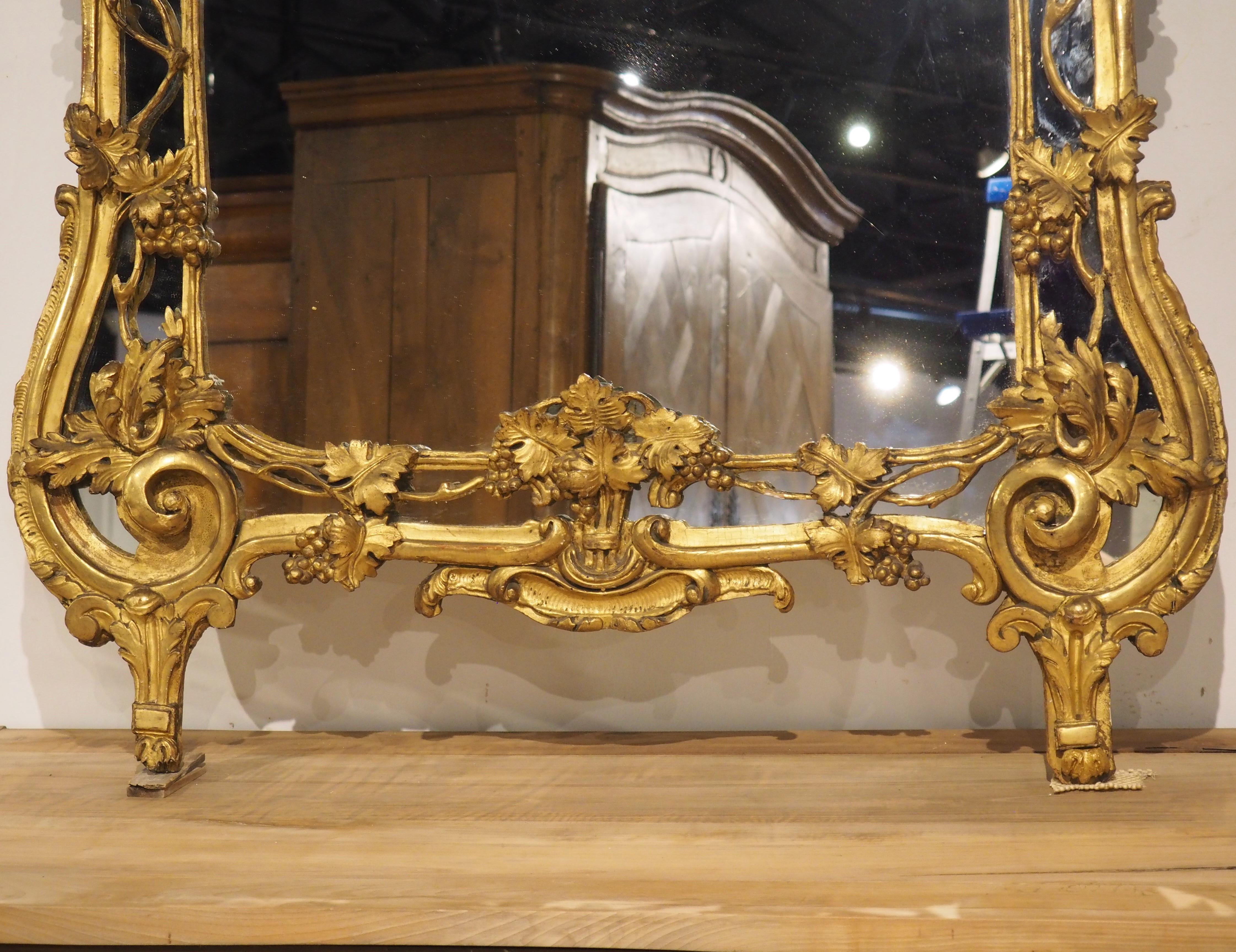 Antiker Provençale-Giltwood-Spiegel mit durchbrochenen Weinreben-Motiven, CIRCA 1750 im Angebot 10