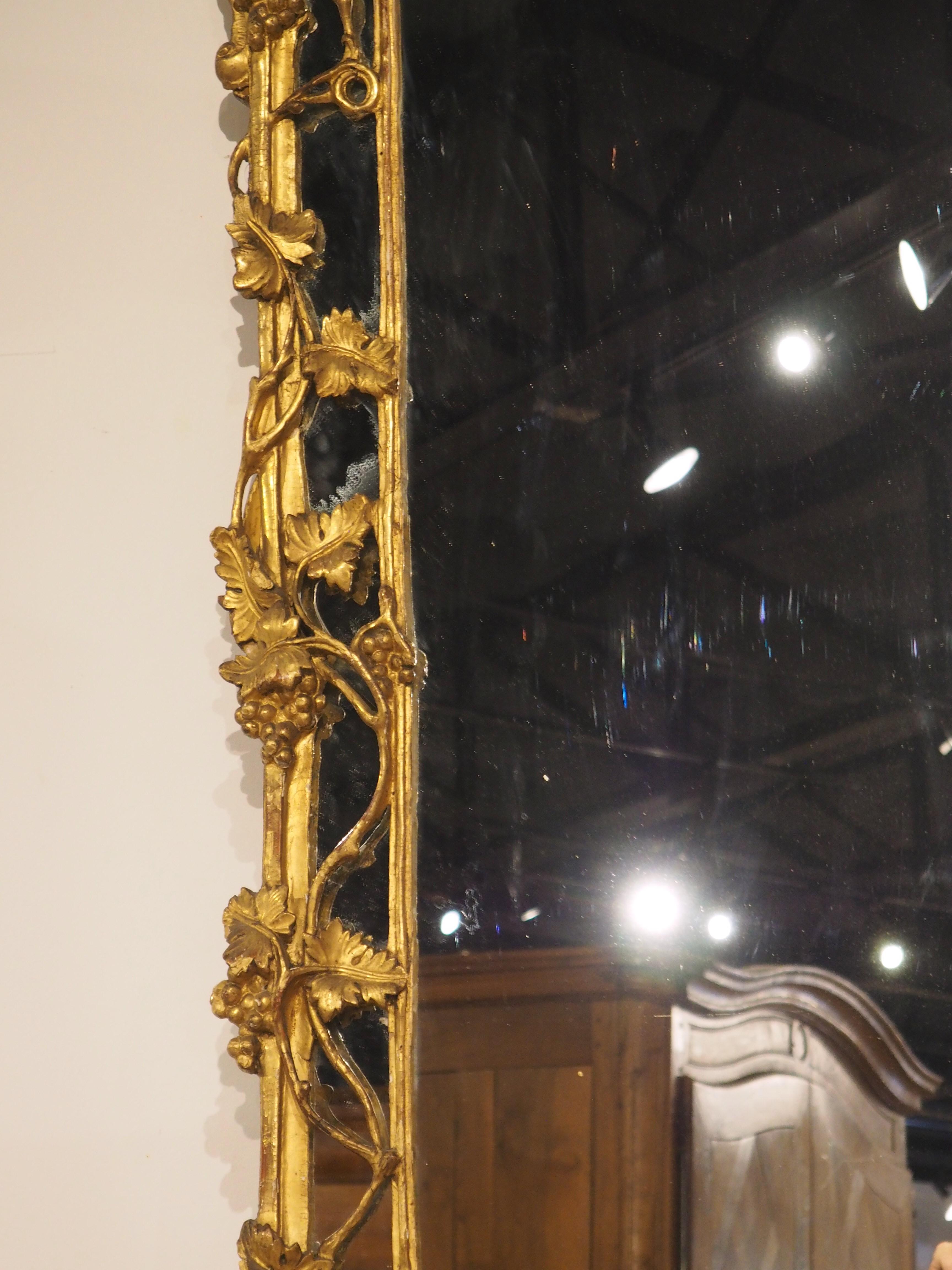 Antiker Provençale-Giltwood-Spiegel mit durchbrochenen Weinreben-Motiven, CIRCA 1750 im Angebot 11