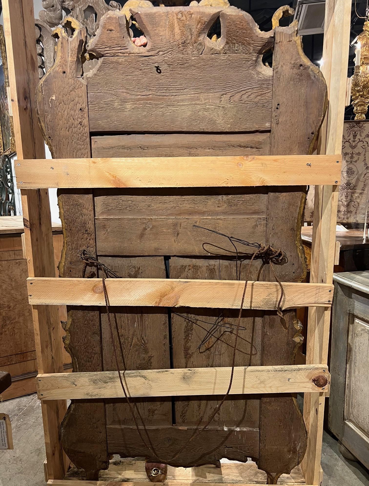 Dieser wunderschöne, über zwei Meter hohe Spiegel aus Goldholz wurde um 1750 in der Provence, Frankreich, handgeschnitzt. Die kunstvollen Schnitzereien bestehen aus verschlungenen Weinreben, die einen offenen Rahmen bilden, der drei Glasflächen