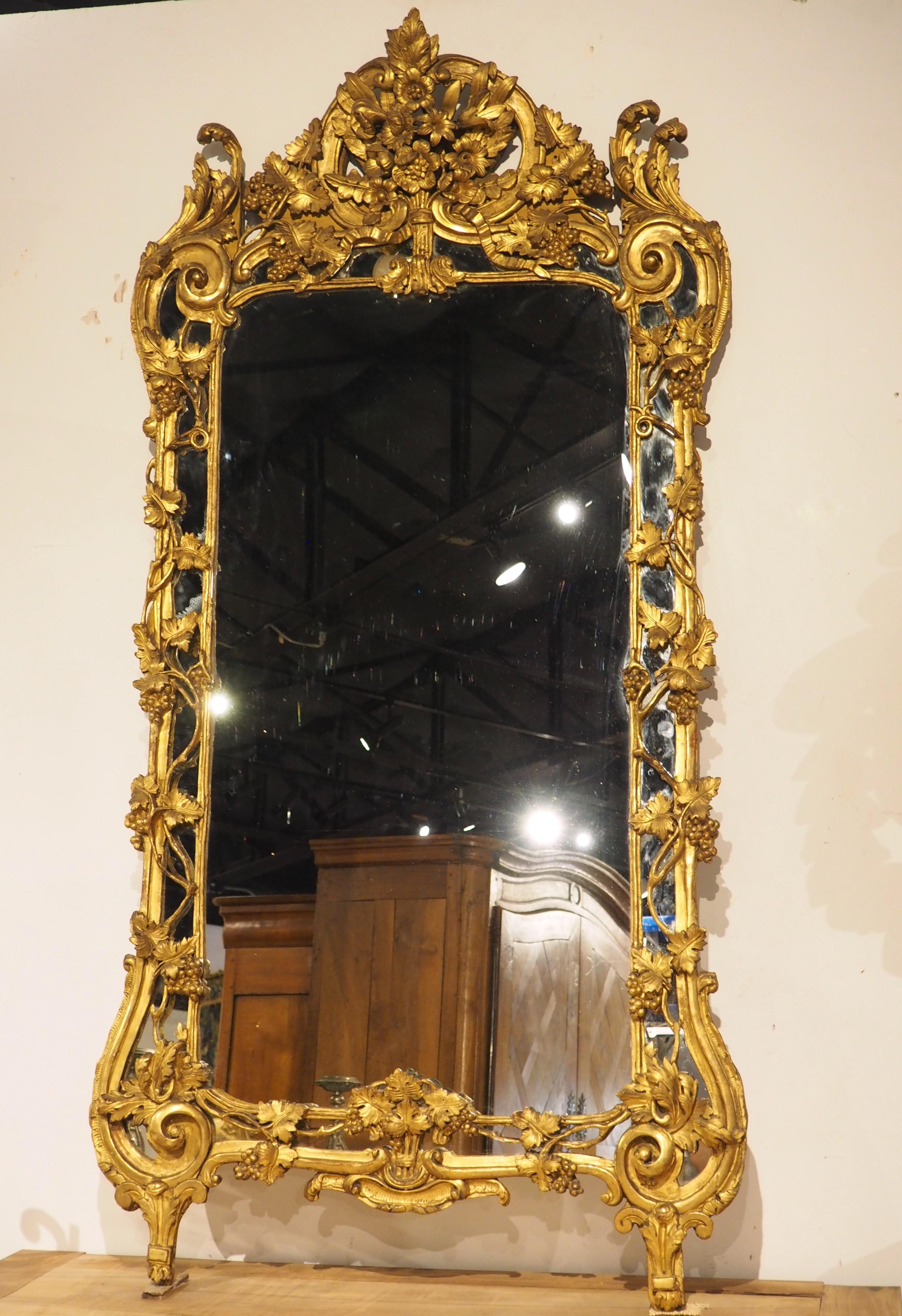 Antiker Provençale-Giltwood-Spiegel mit durchbrochenen Weinreben-Motiven, CIRCA 1750 im Angebot 12