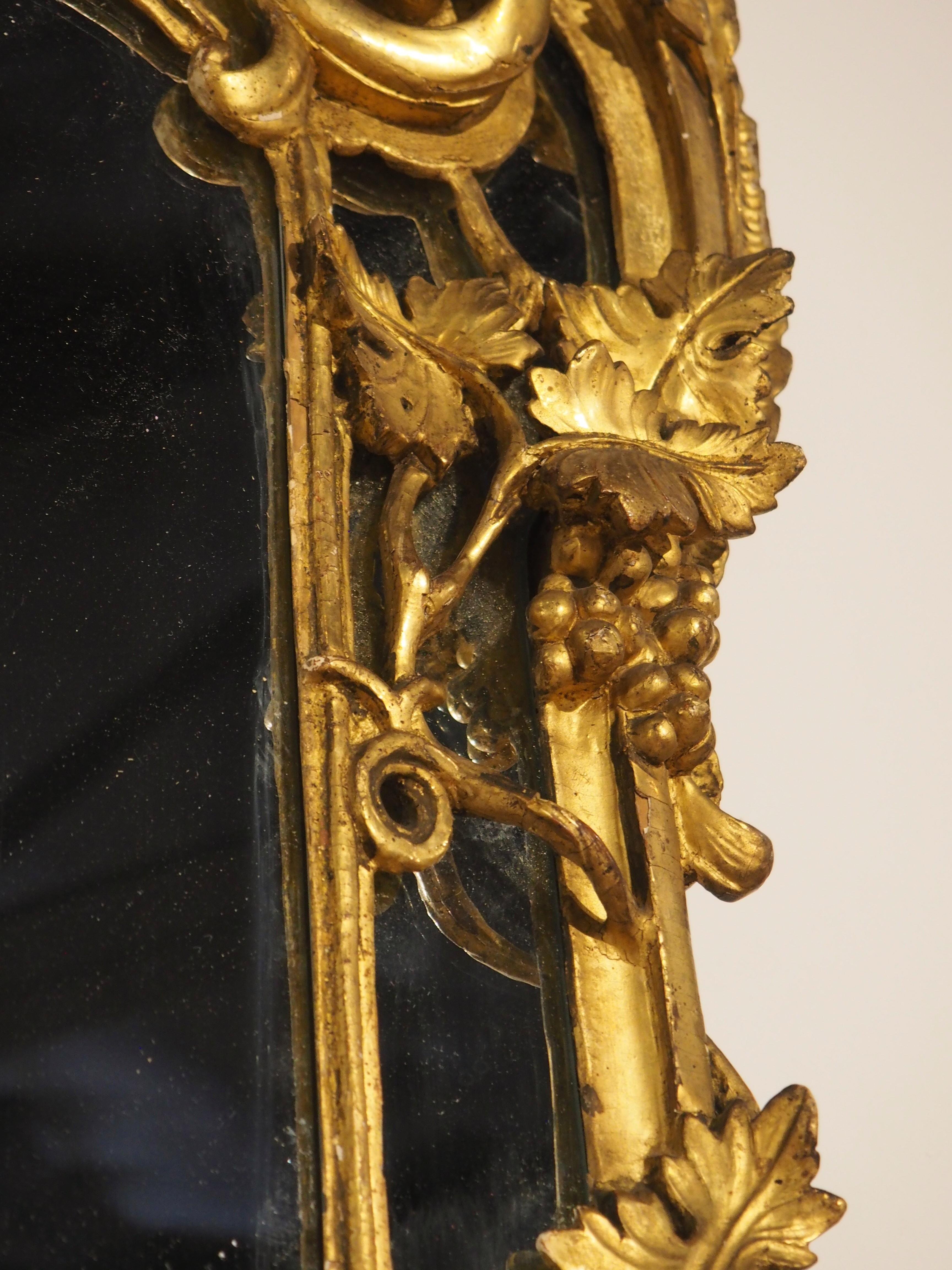 Antiker Provençale-Giltwood-Spiegel mit durchbrochenen Weinreben-Motiven, CIRCA 1750 (Regency) im Angebot