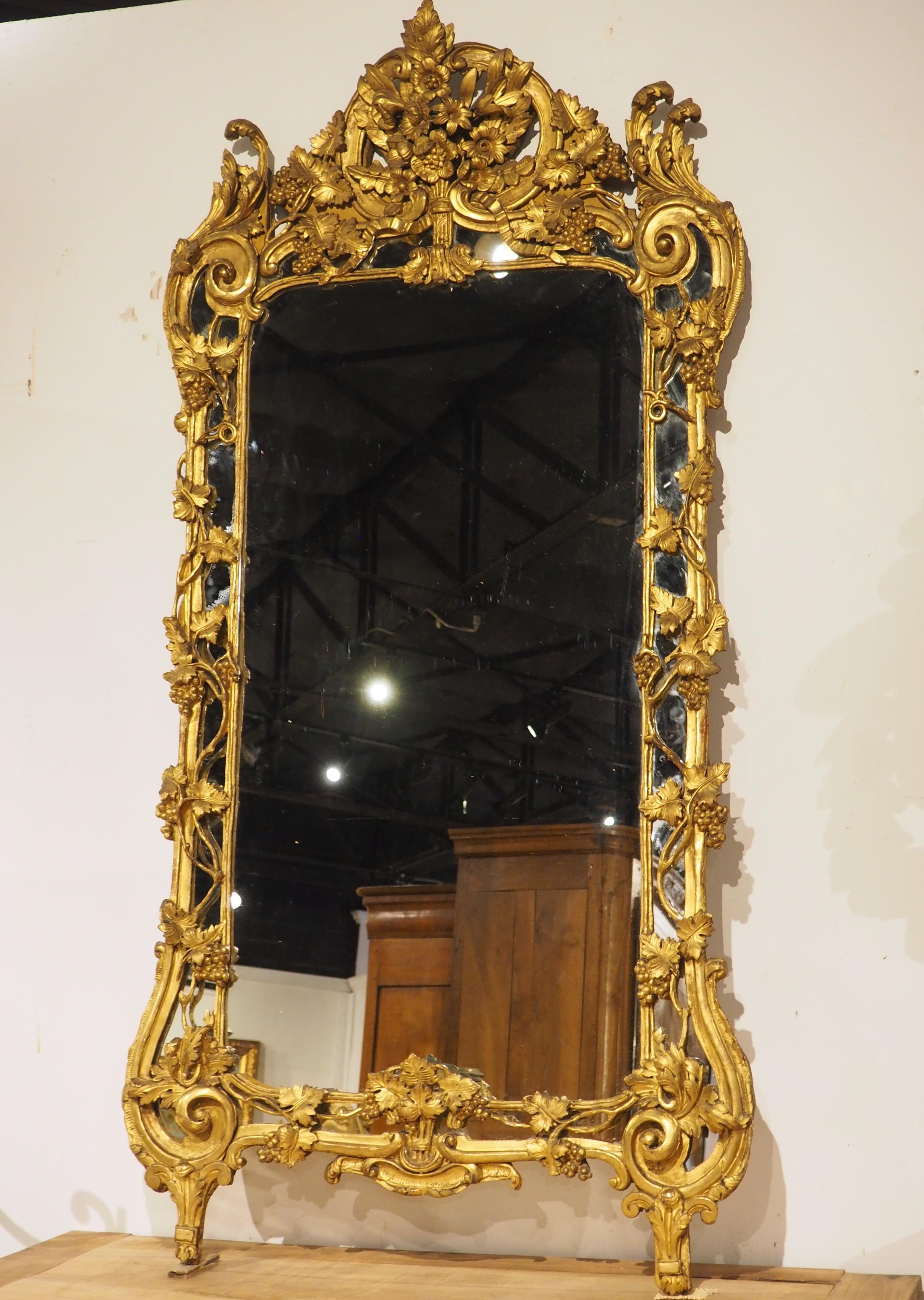 Antiker Provençale-Giltwood-Spiegel mit durchbrochenen Weinreben-Motiven, CIRCA 1750 im Zustand „Gut“ im Angebot in Dallas, TX
