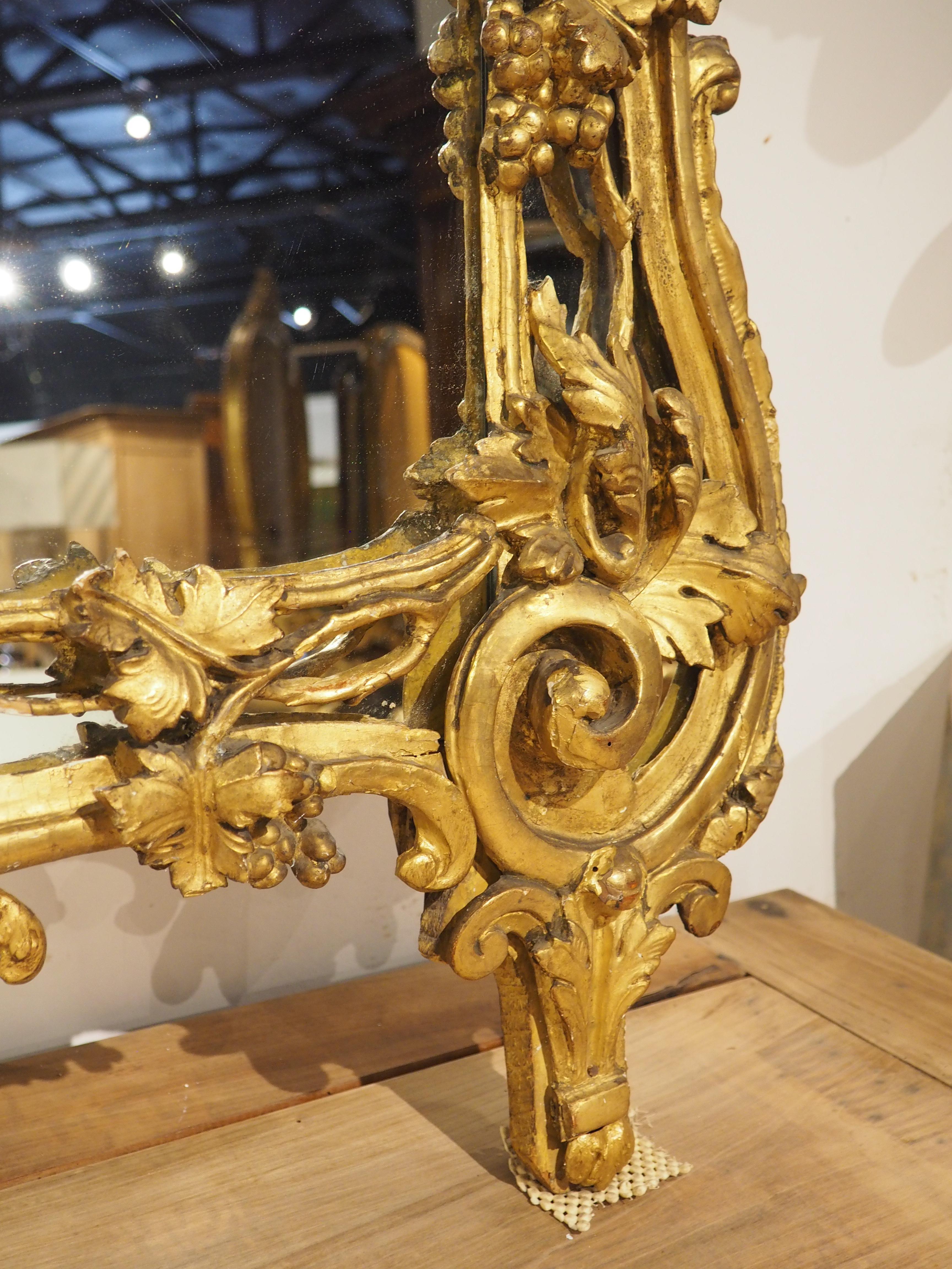 Antiker Provençale-Giltwood-Spiegel mit durchbrochenen Weinreben-Motiven, CIRCA 1750 im Angebot 1