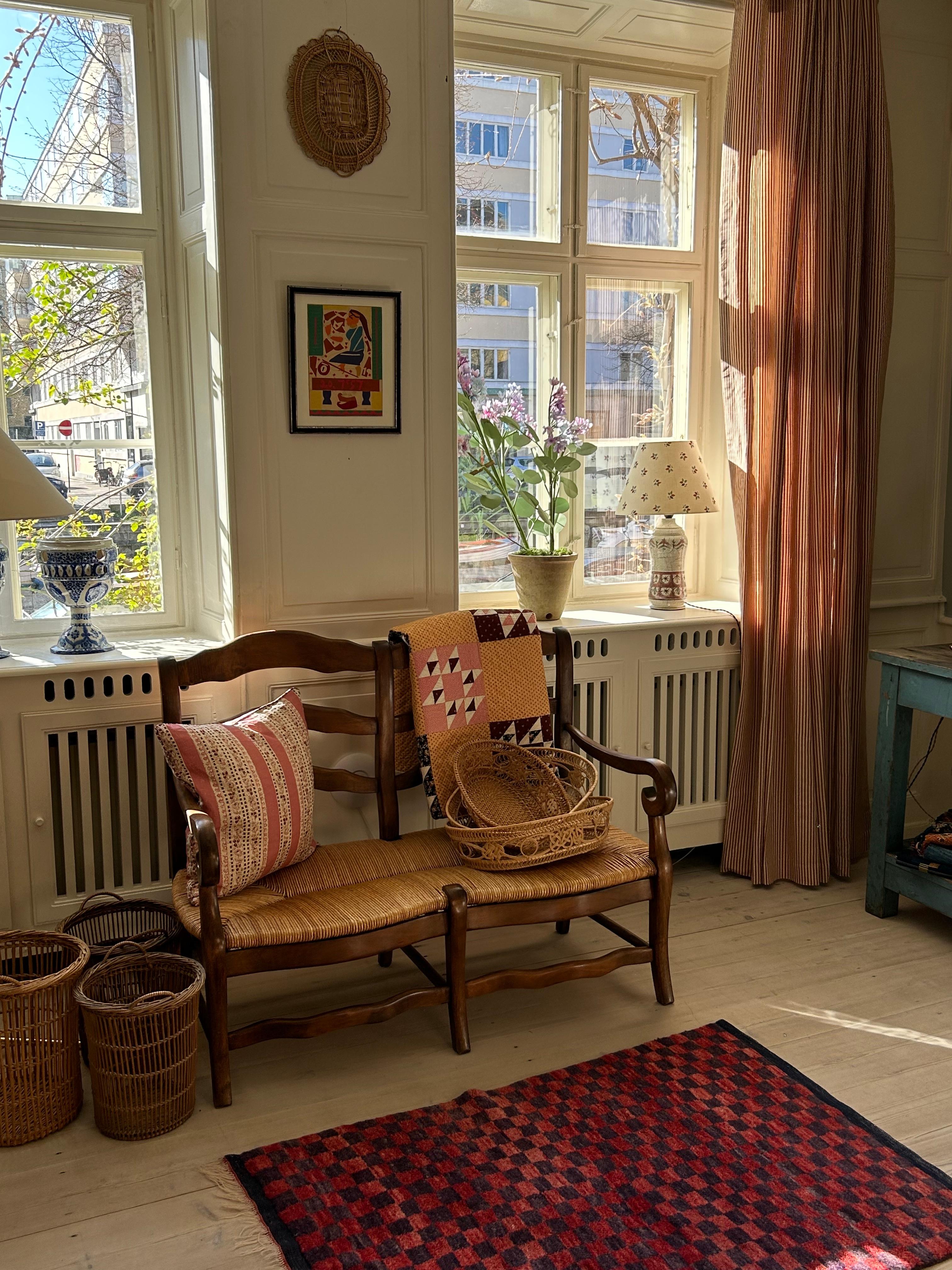 French Antique Provence Bench in Curved Wood with Rush Seat, France, 19th Century For Sale