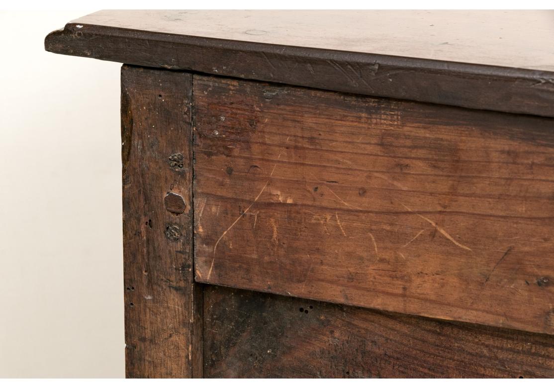 Ancienne commode provinciale française de bonne taille et de forme traditionnelle. Construction en chêne reposant sur quatre pieds sculptés de style Louis XV. La commode à façade striée et festonnée comporte trois tiroirs dotés de lourdes poignées