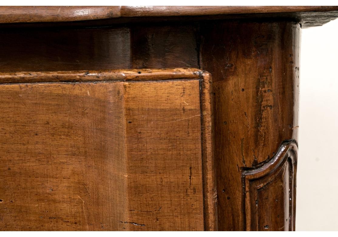 Ancienne commode provinciale de campagne française Abîmé - En vente à Bridgeport, CT