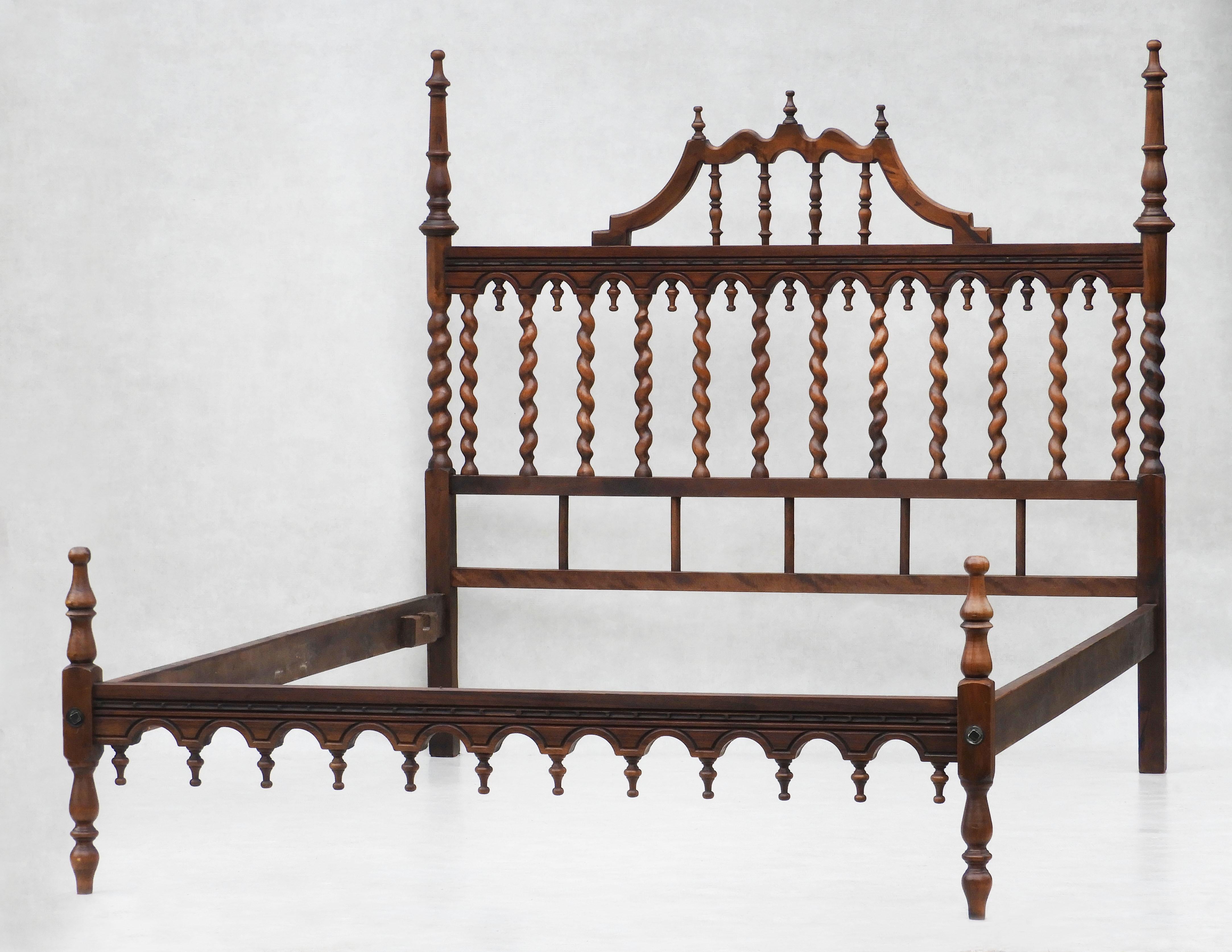 four poster spindle bed