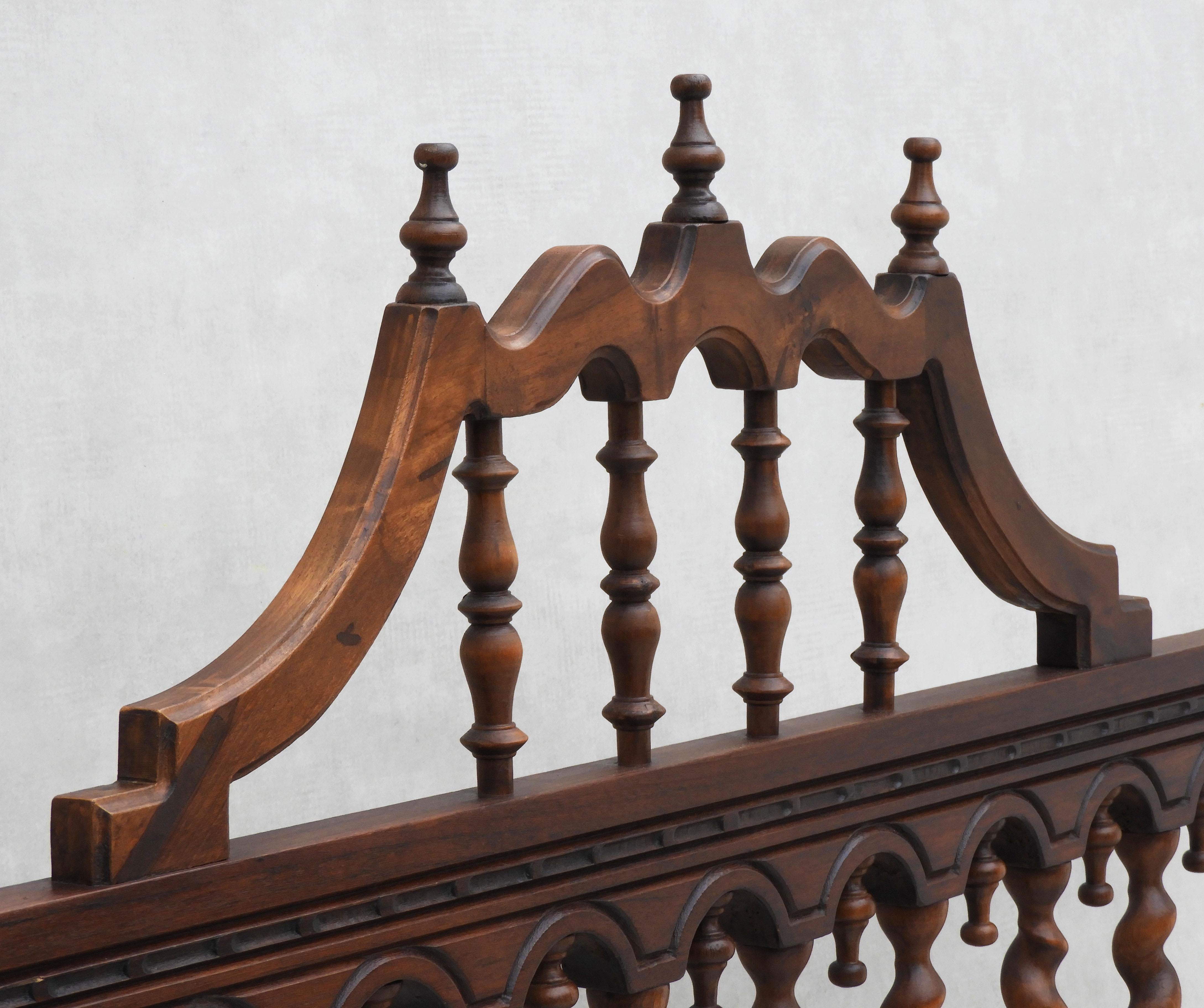 Antique Provincial Spanish Four Poster Spindle Wood Bed, C1920 In Good Condition In Trensacq, FR