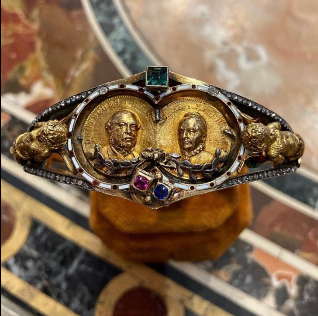 Ein schönes antikes Armband aus Gelbgold und Emaille mit Diamanten, Smaragd, Rubinen und blauem Saphir. Der Armreif ist beschriftet  