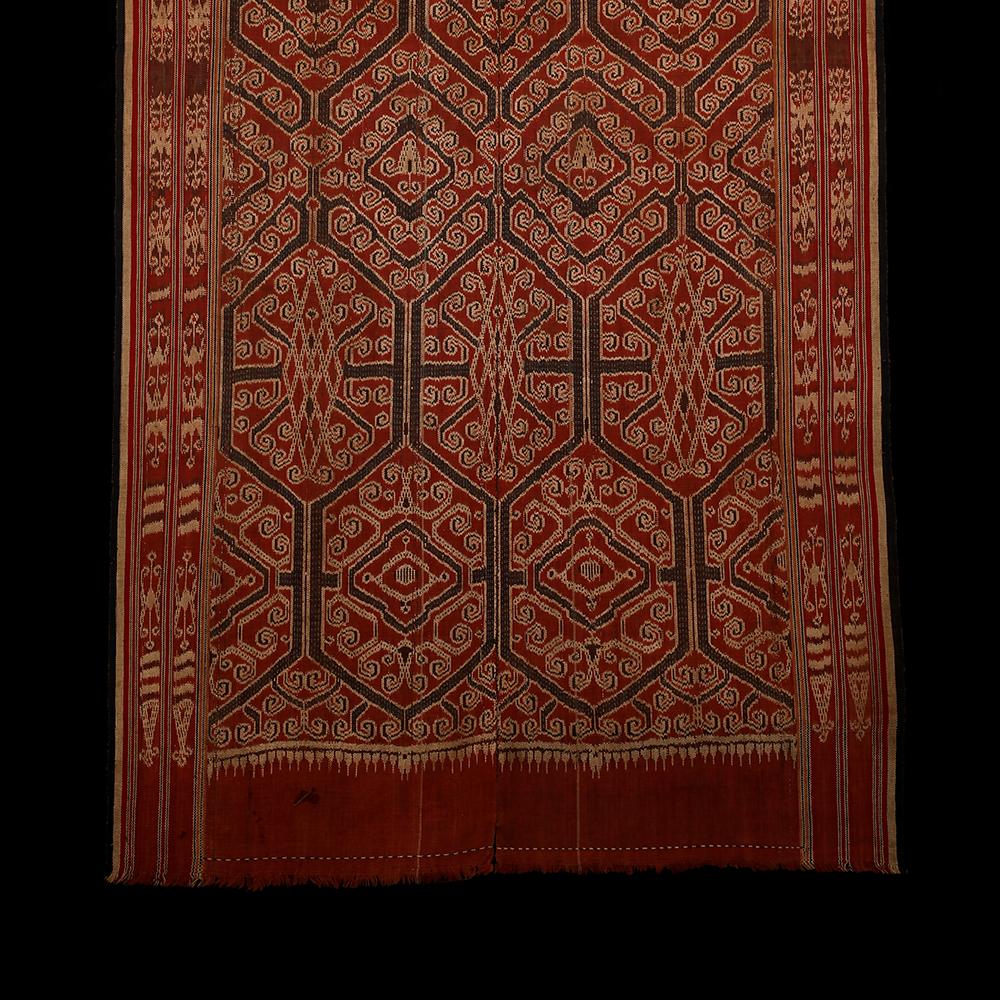 Pua Kumbu
Peuple Iban, Sarawak
Fin du XIXe siècle et début du XXe siècle
35 x 74.5 pouces   ( 89 x 189,5 cm)
Teintures naturelles avec du coton filé à la main et du fil commercial le long des lisières.

