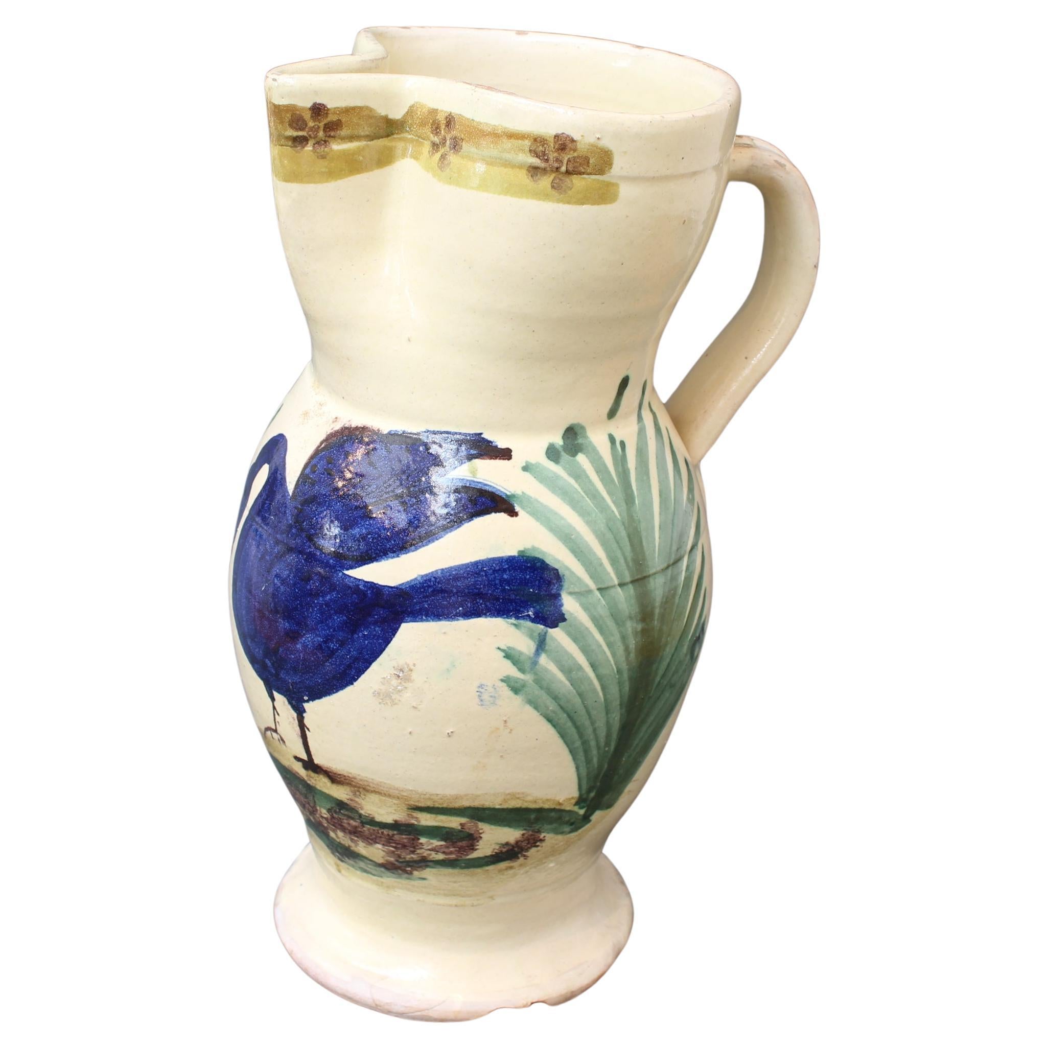 Cruche à eau antique en céramique des Pouilles, dans le sud de l'Italie (vers la fin du C.I.C.). Un charmant exemple de pichet des Pouilles décoré et façonné selon la méthode traditionnelle du 19e siècle. Un magnifique cygne est peint en bleu cobalt