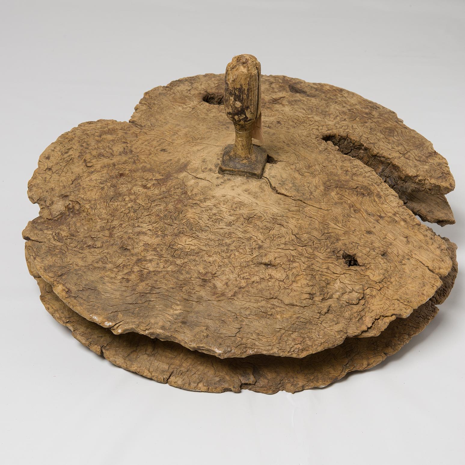Primitif Antique et rare pulley pour Well en bois d'olivier en tant que sculpture en vente