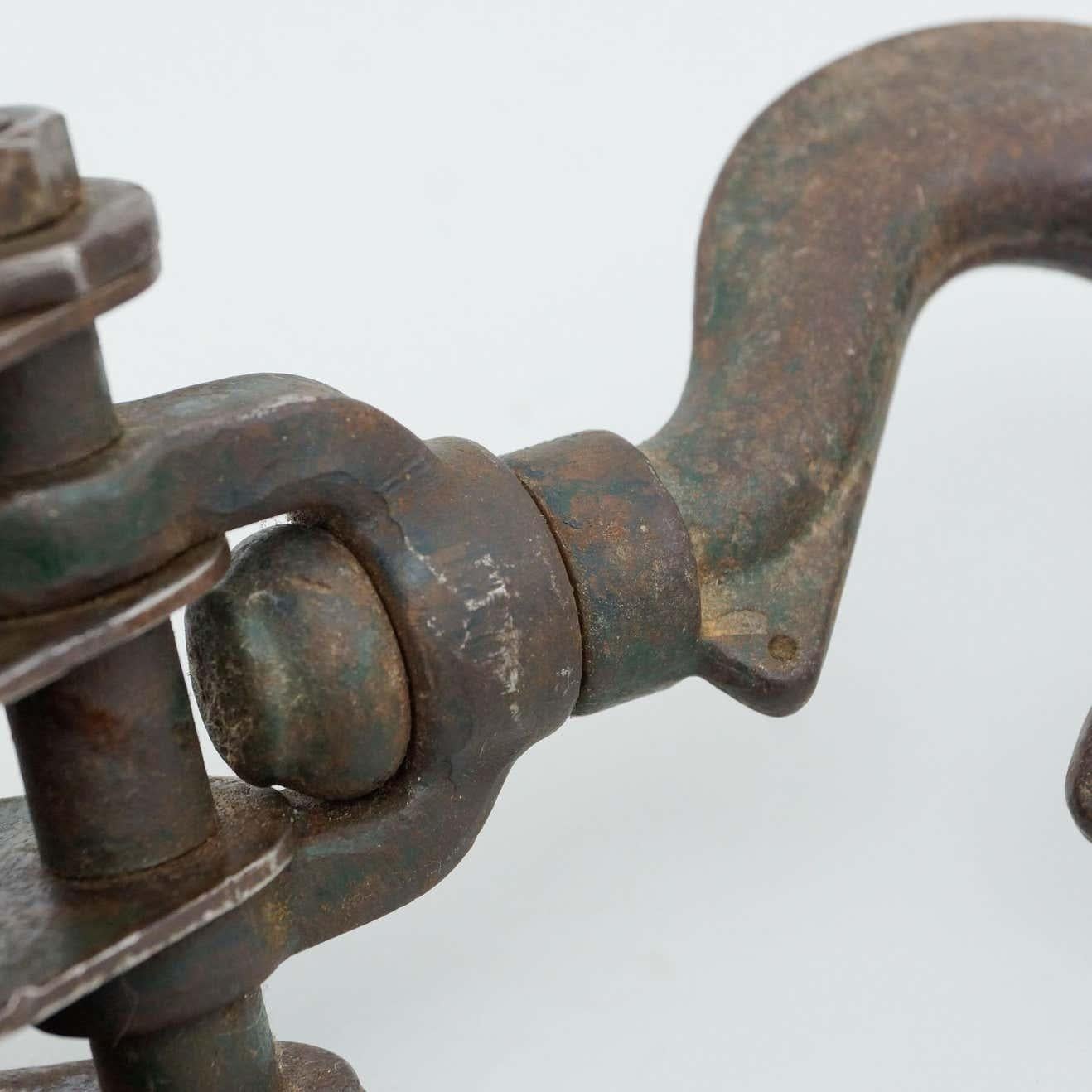 Antiker Flaschenzughaken aus Metall, um 1940 im Angebot 6