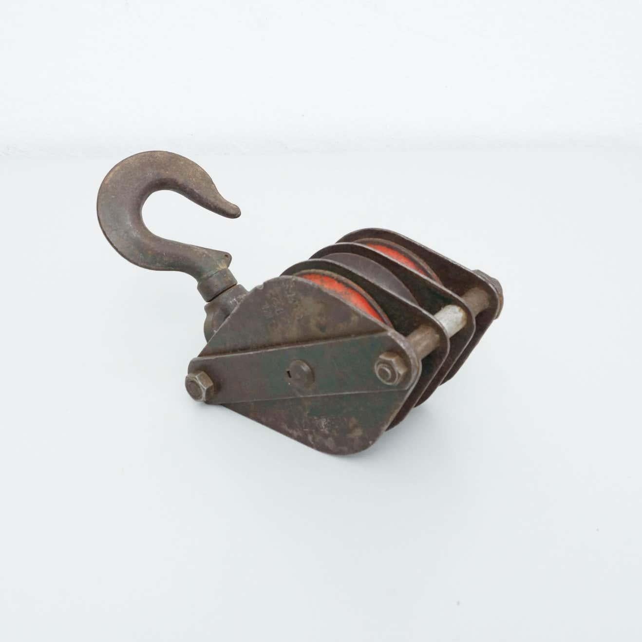 Antiker Flaschenzughaken aus Metall, um 1940 im Angebot 8