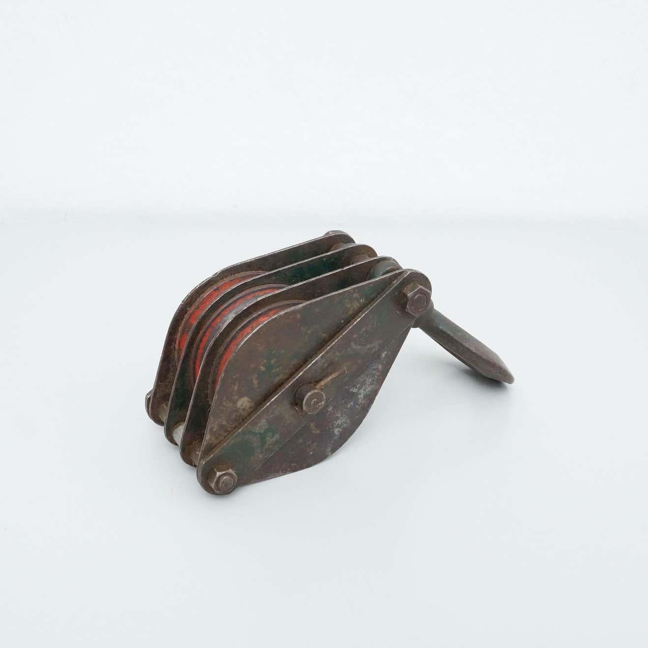 Flaschenzughaken aus Metall, unbekannter Hersteller, um 1940.    Originaler Zustand mit geringen alters- und gebrauchsbedingten Abnutzungserscheinungen, der eine schöne Patina aufweist.    MATERIALIEN:  Metall    Abmessungen:  T 12 cm x B 11,5 cm x
