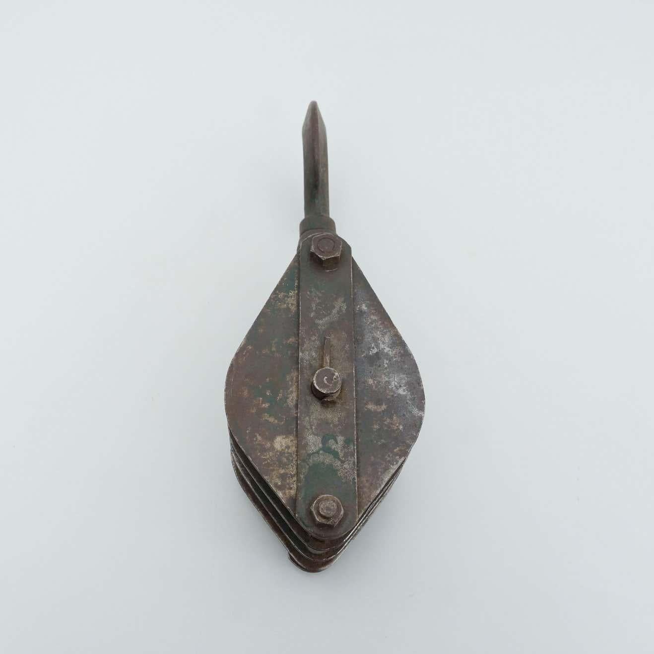 Antiker Flaschenzughaken aus Metall, um 1940 im Zustand „Gut“ im Angebot in Barcelona, ES