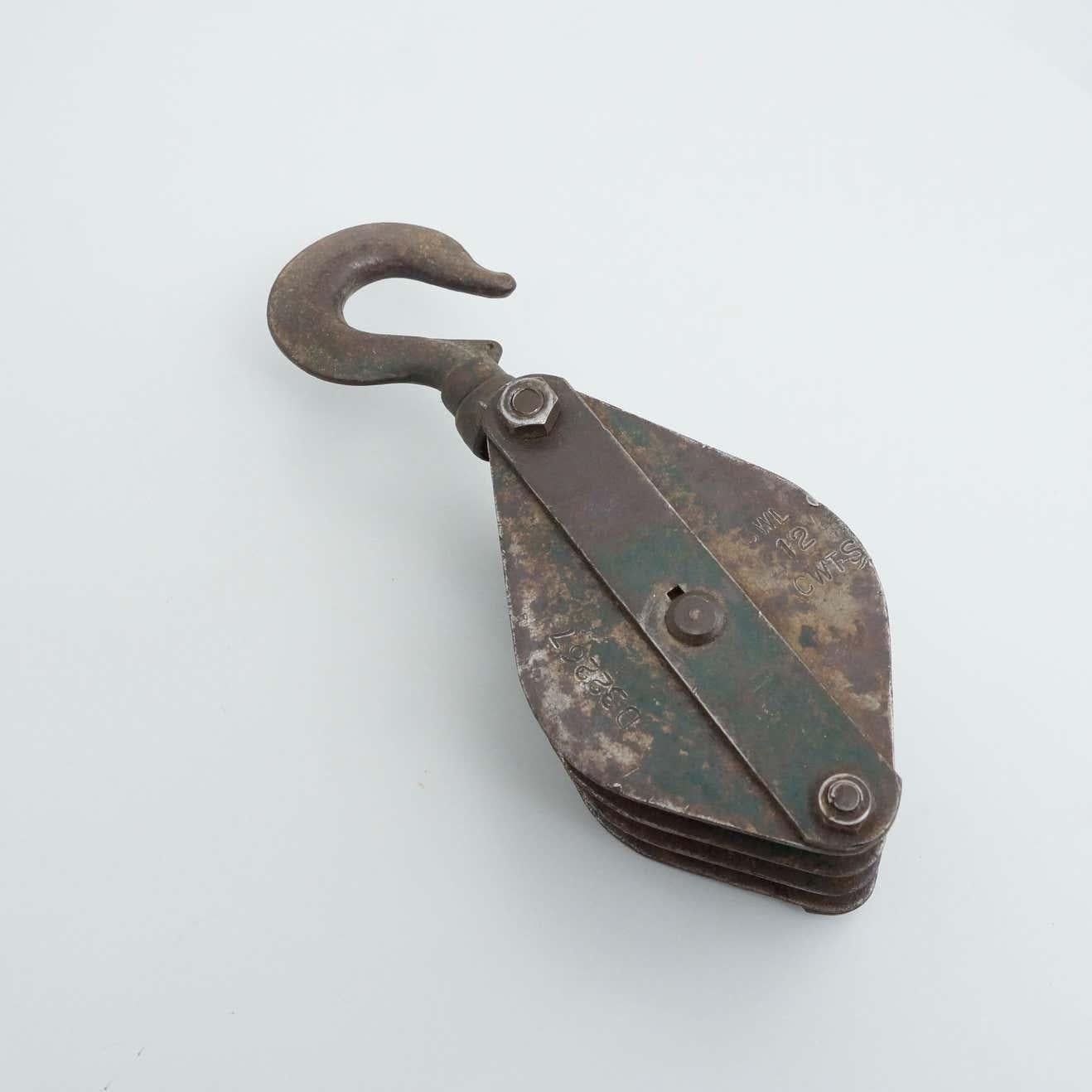 Antiker Flaschenzughaken aus Metall, um 1940 im Angebot 1
