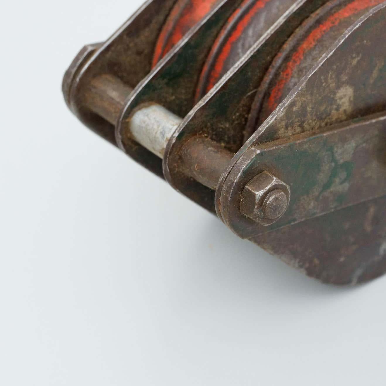 Antiker Flaschenzughaken aus Metall, um 1940 im Angebot 2