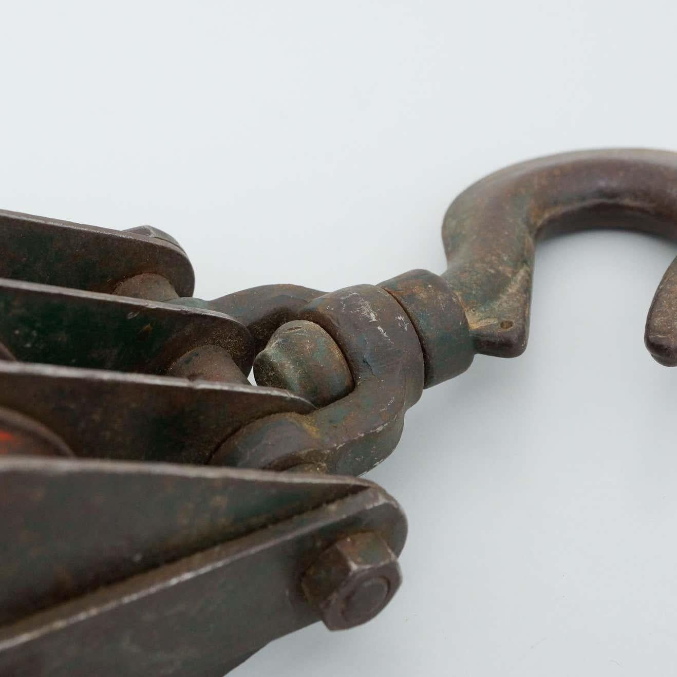 Antiker Flaschenzughaken aus Metall, um 1940 im Angebot 3