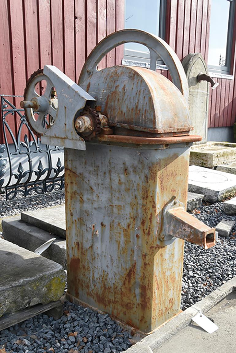 Antike antike Pumpe mit Rad, 19. Jahrhundert (Französisch) im Angebot