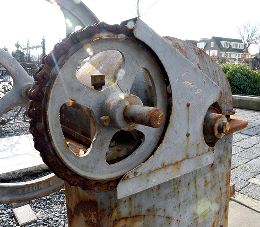 Antique Pump with Wheel, 19th Century In Fair Condition For Sale In Udenhout, NL