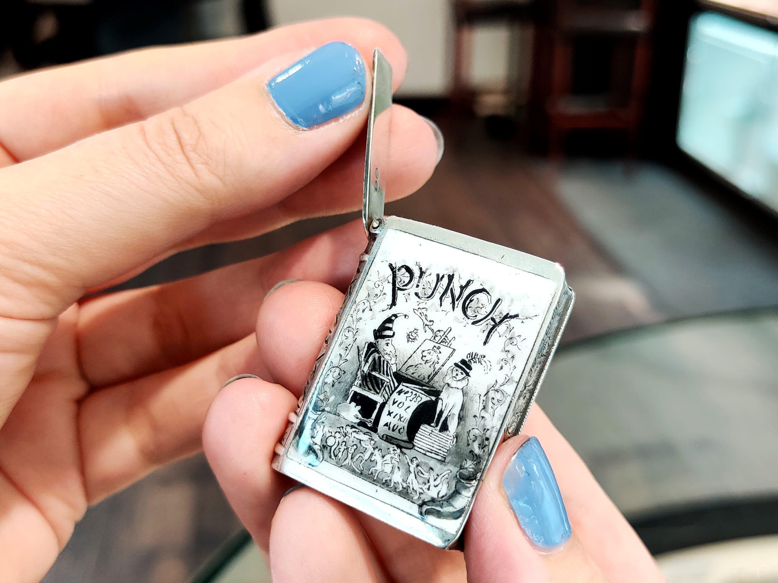Antiguo Libro de Punch and Judy Estuche de Vesta de Plata de Ley y Esmalte Británico en venta