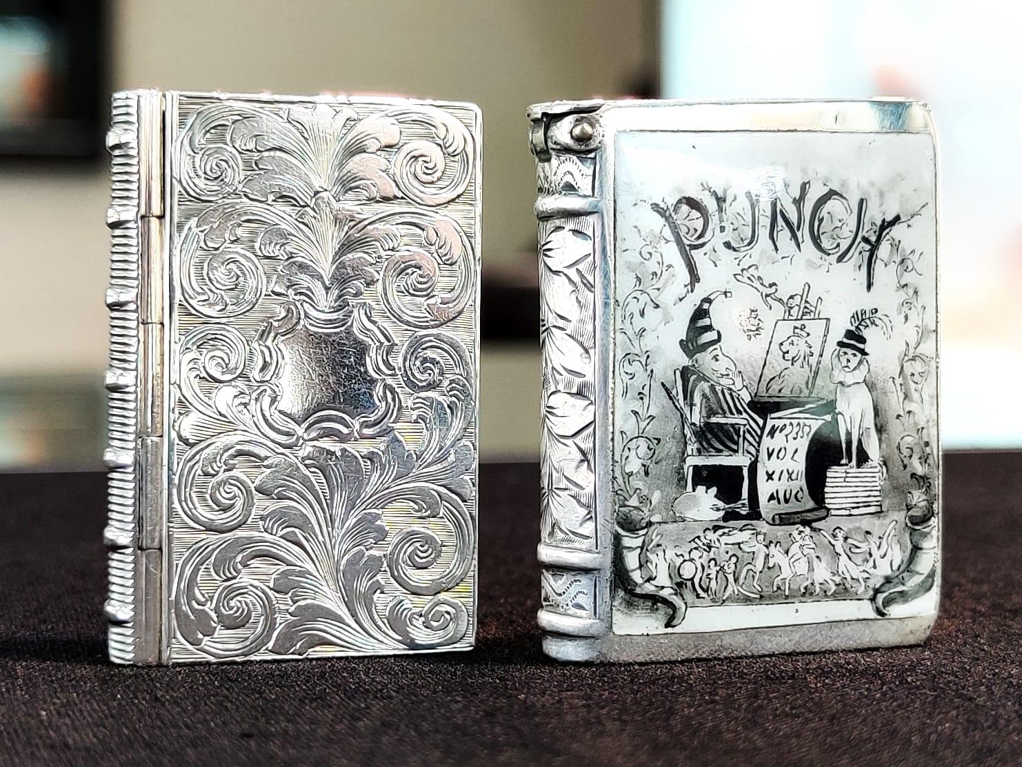 Antiguo Libro de Punch and Judy Estuche de Vesta de Plata de Ley y Esmalte en Excelente estado para la venta en Jesmond, Newcastle Upon Tyne