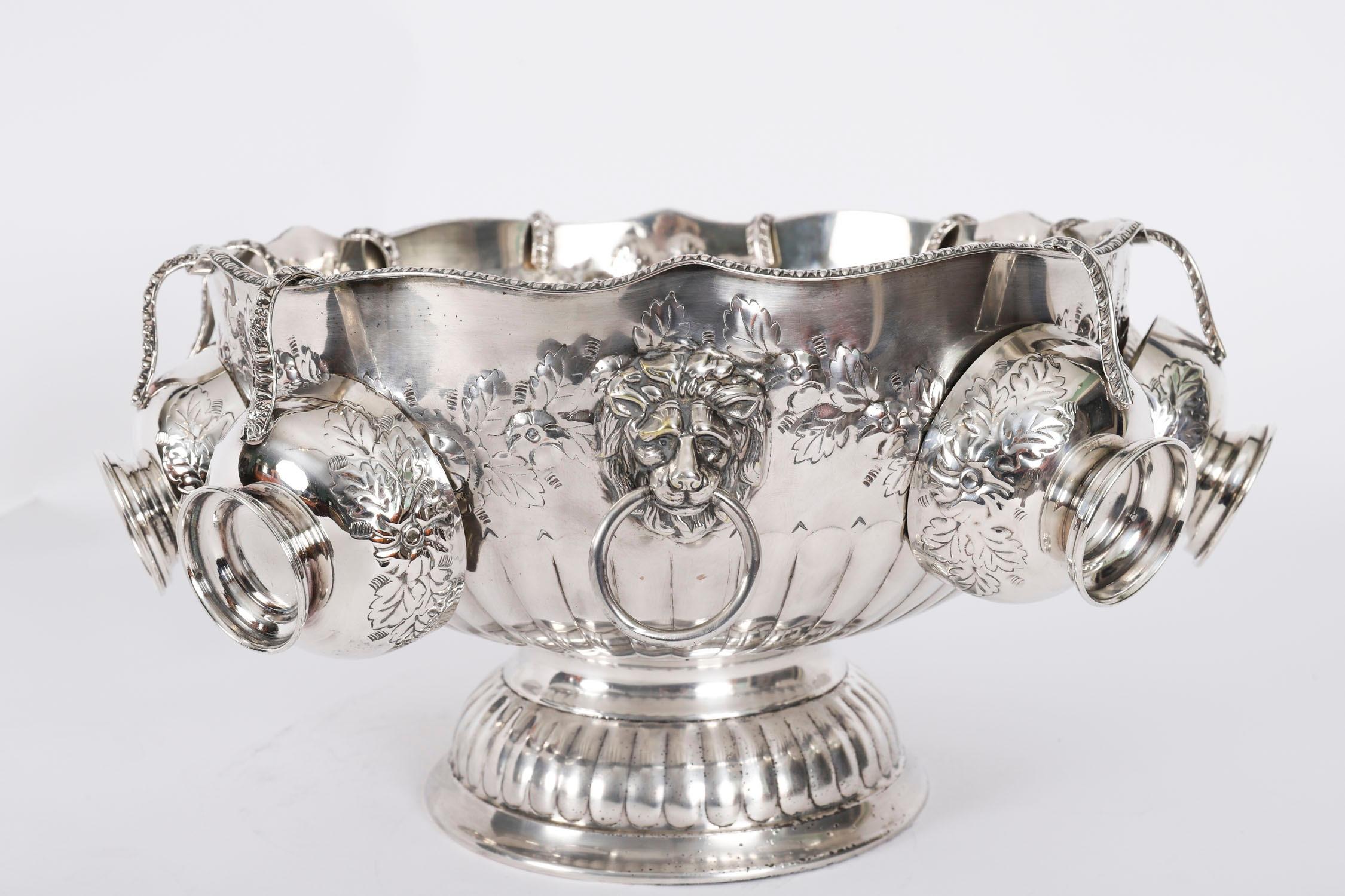 Eine wirklich hervorragende antike versilberte Punschschüssel Set, das zehn Punschtassen, aus CIRCA 1920 umfasst.

Die Bowlenschüssel hat dekorative Löwenkopf-Ringgriffe mit prächtigem floralem und geriffeltem Prägedekor.

Dieser äußerst vielseitige