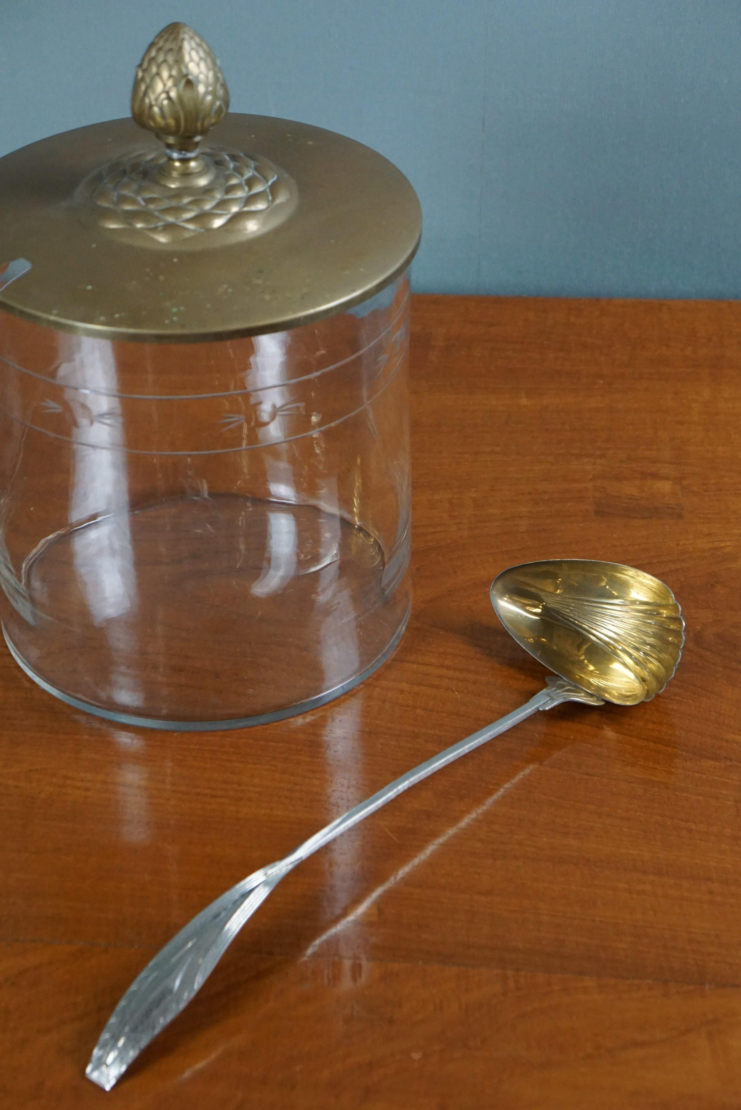 Il s'agit d'un bol à punch avec une cuillère argentée et un couvercle en laiton.

Ce bol à punch est un bel exemple d'ustensile qui peut aussi très bien servir d'objet de décoration.
La cuillère est patinée et décorée, ce qui en fait un objet