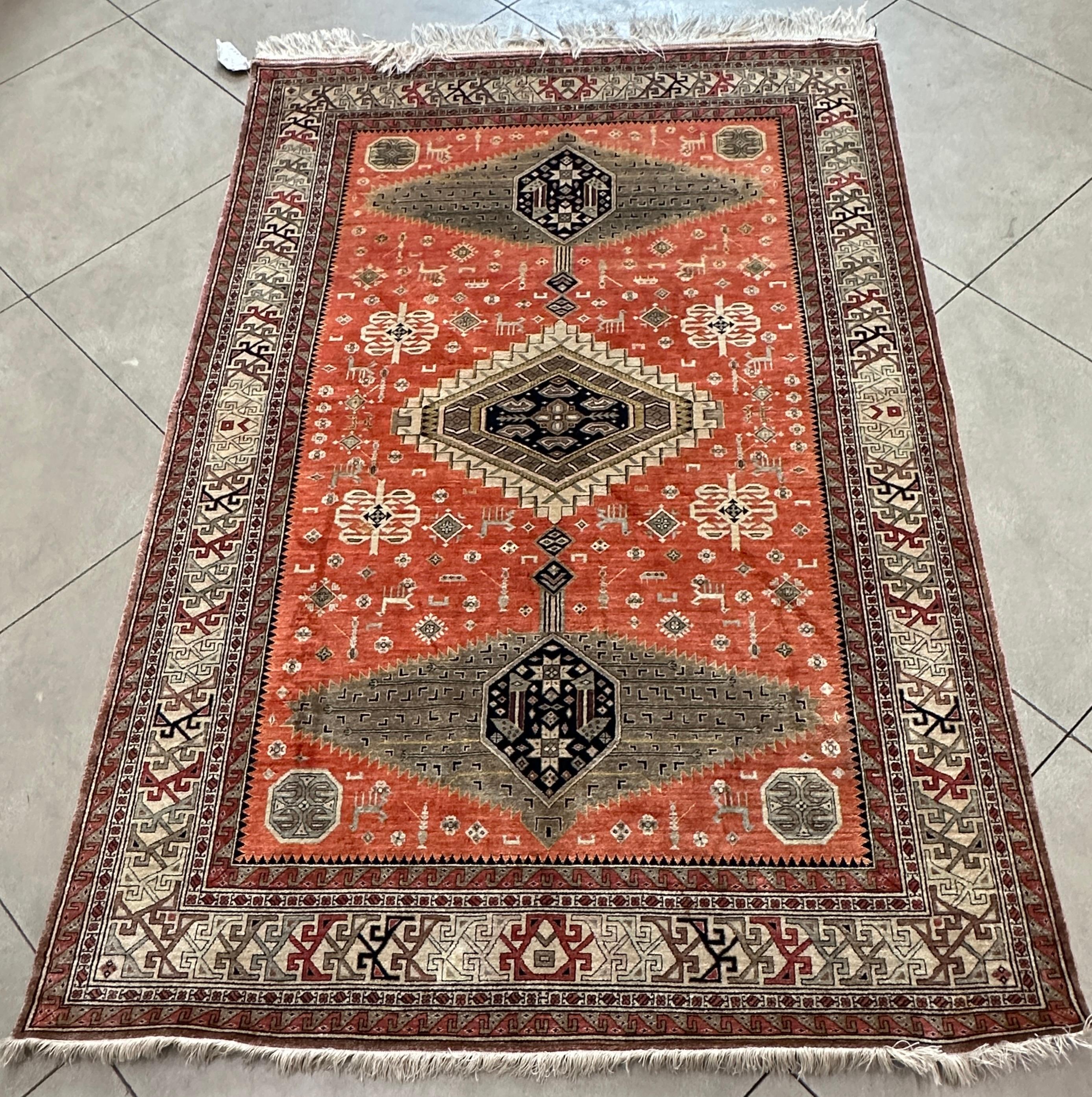Introduisez une touche de luxe et d'élégance intemporelle dans votre intérieur avec notre tapis d'accent persan en soie pure dans les tons orange et beige. Cette pièce exquise illustre le meilleur de l'artisanat persan. Elle est tissée à partir de
