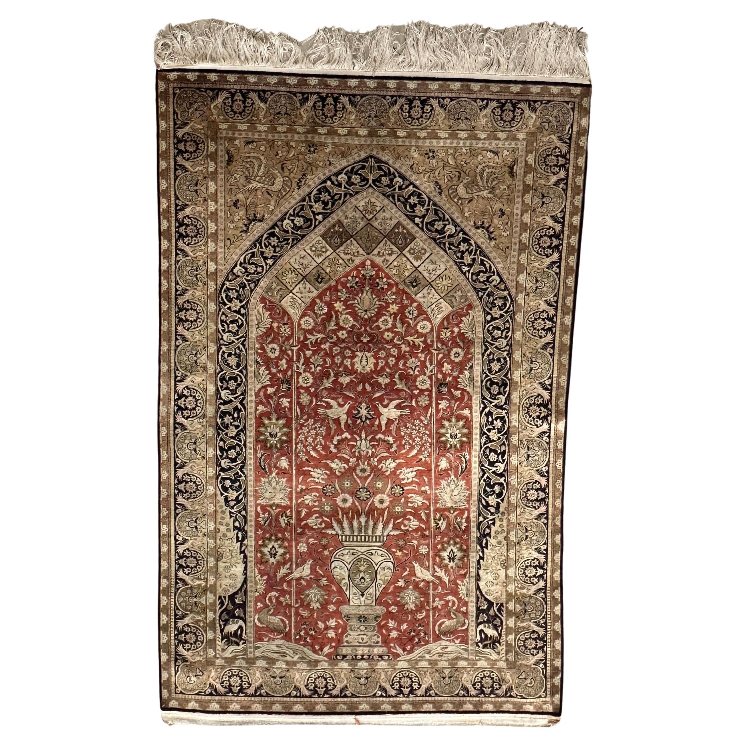 Ancien tapis d'accent persan en soie pure dans les tons chauds d'orange et de Brown