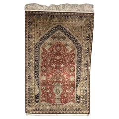 Ancien tapis d'accent persan en soie pure dans les tons chauds d'orange et de Brown