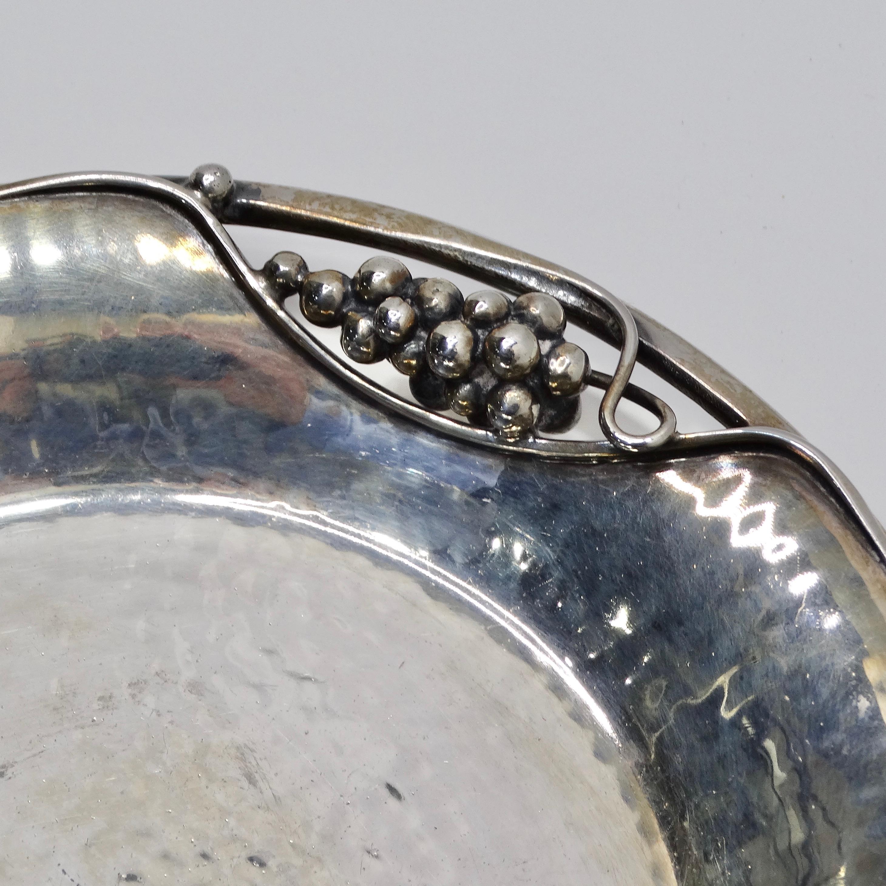 Antiker Teller mit Traubenmotiv aus reinem Silber im Zustand „Gut“ im Angebot in Scottsdale, AZ