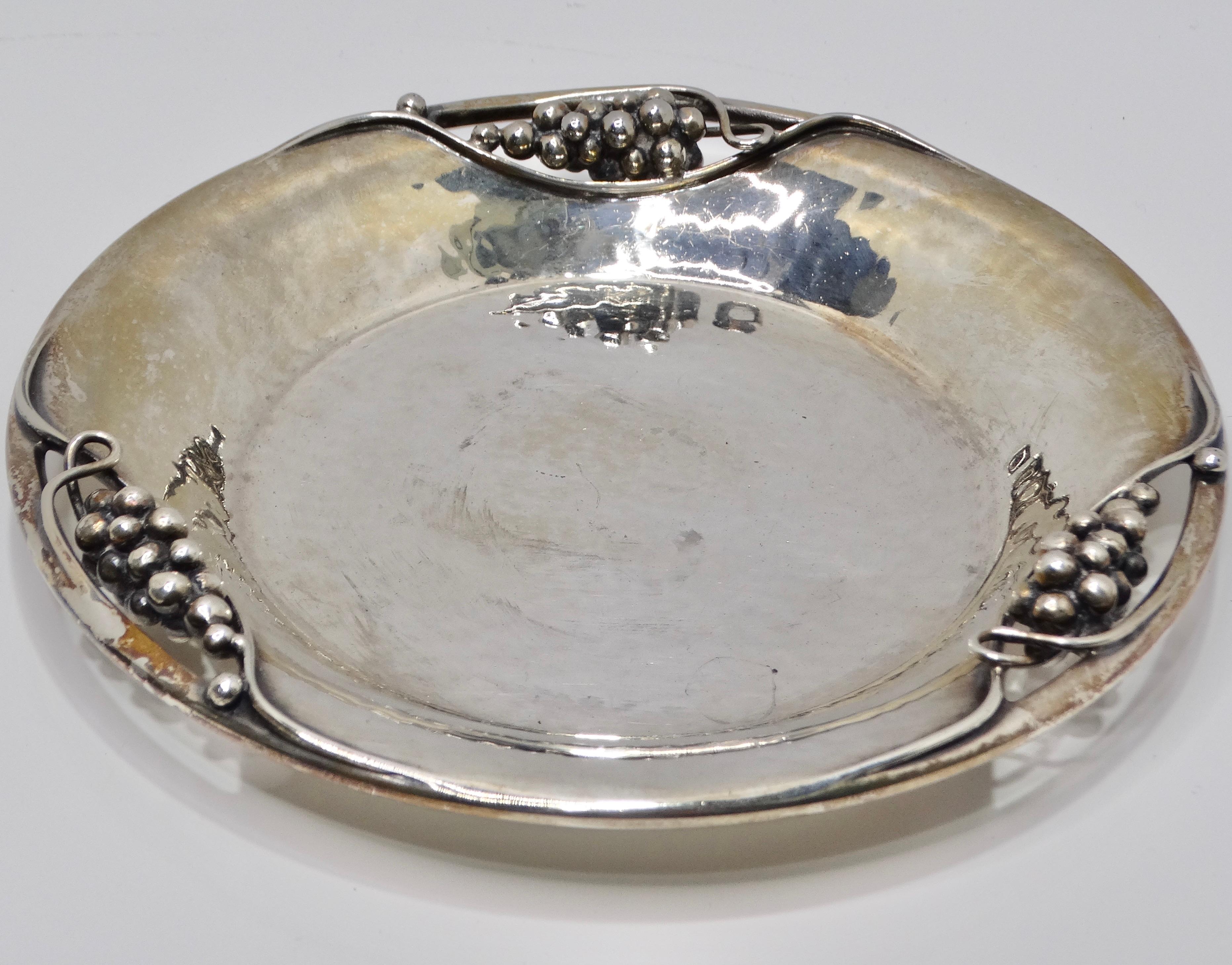 Antiker Teller mit Traubenmotiv aus reinem Silber für Damen oder Herren im Angebot